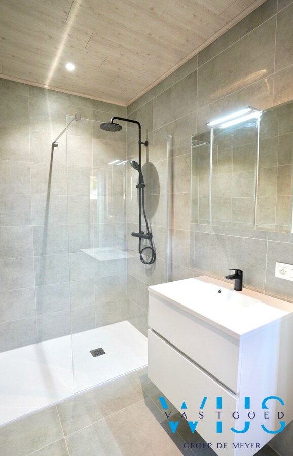 Volledig gerenoveerd woonhuis voor de brug van Zelzate ! 