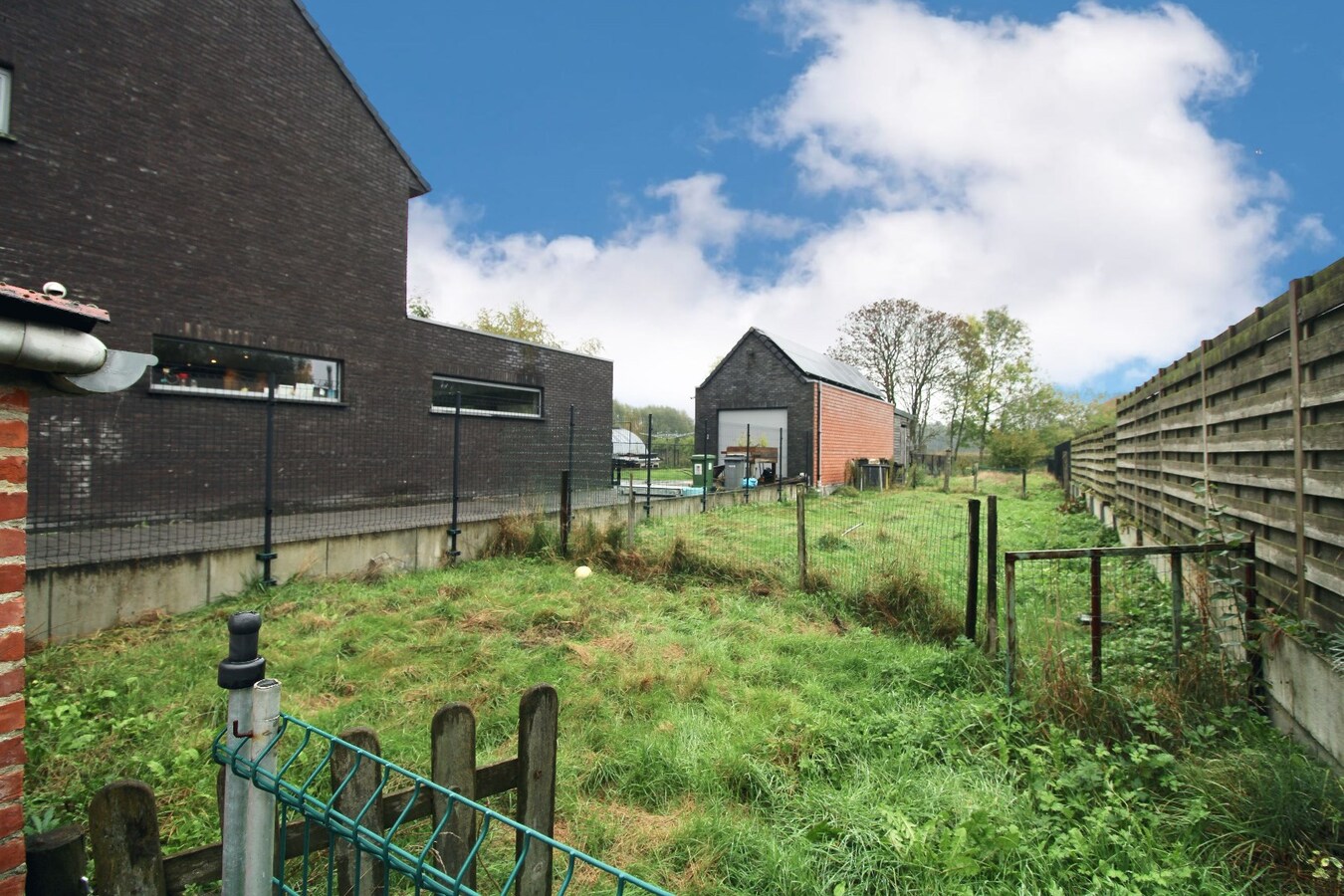 Te renoveren woonst met bouwplannen te Stekene! 