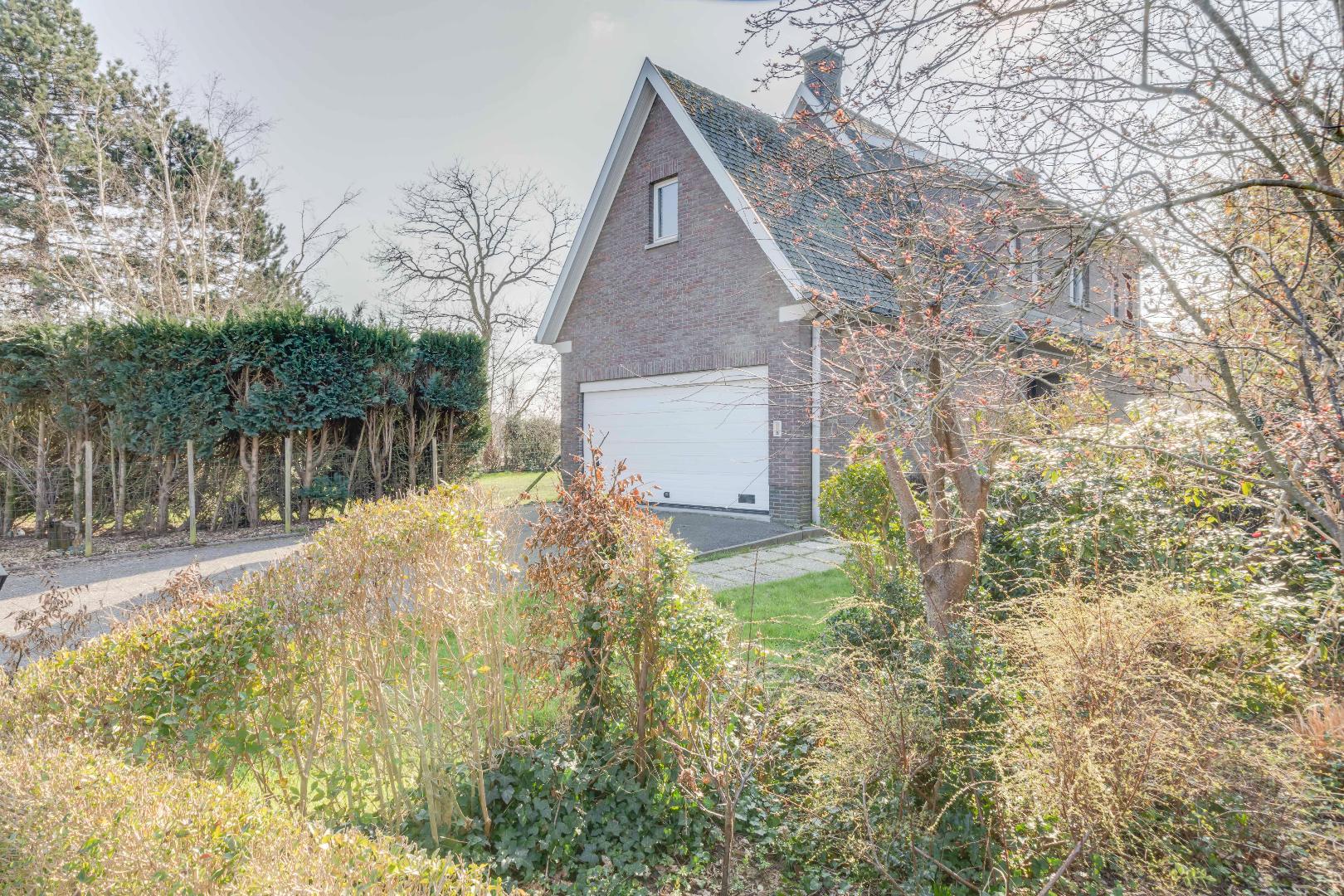 VERKOCHT ! Ruime villa (250m²) op mooi stuk grond (912m²) 