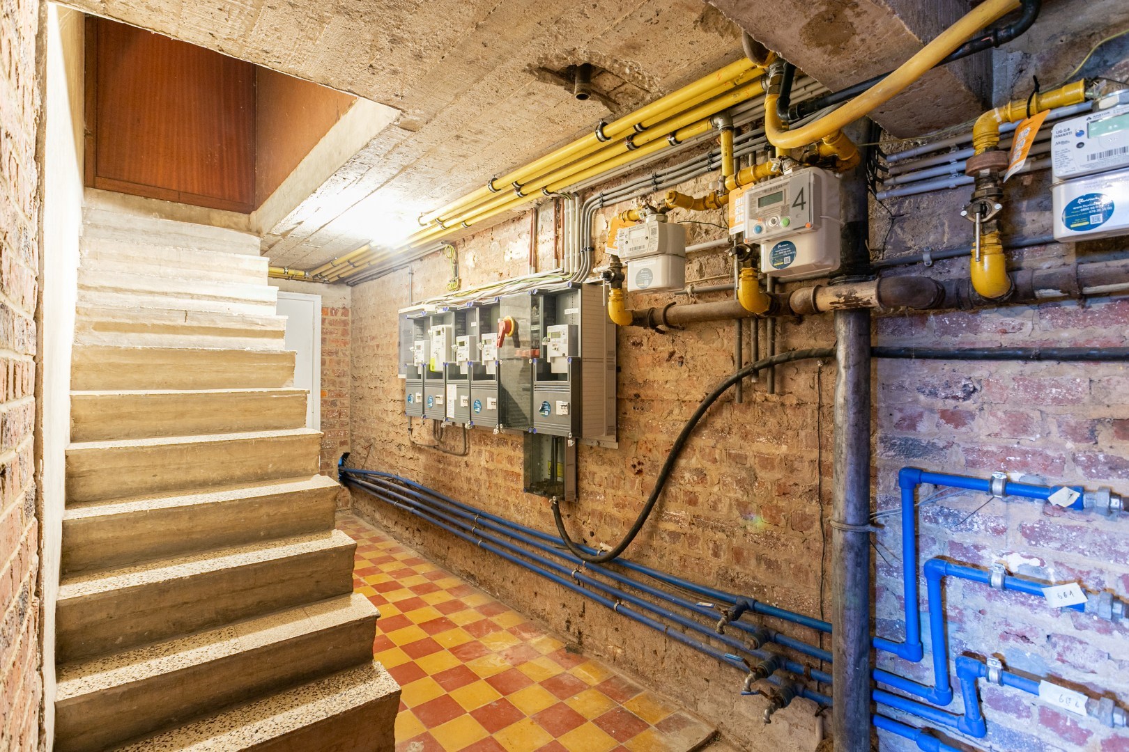 Opbrengsteigendom: commercieel glv en 3 appt 