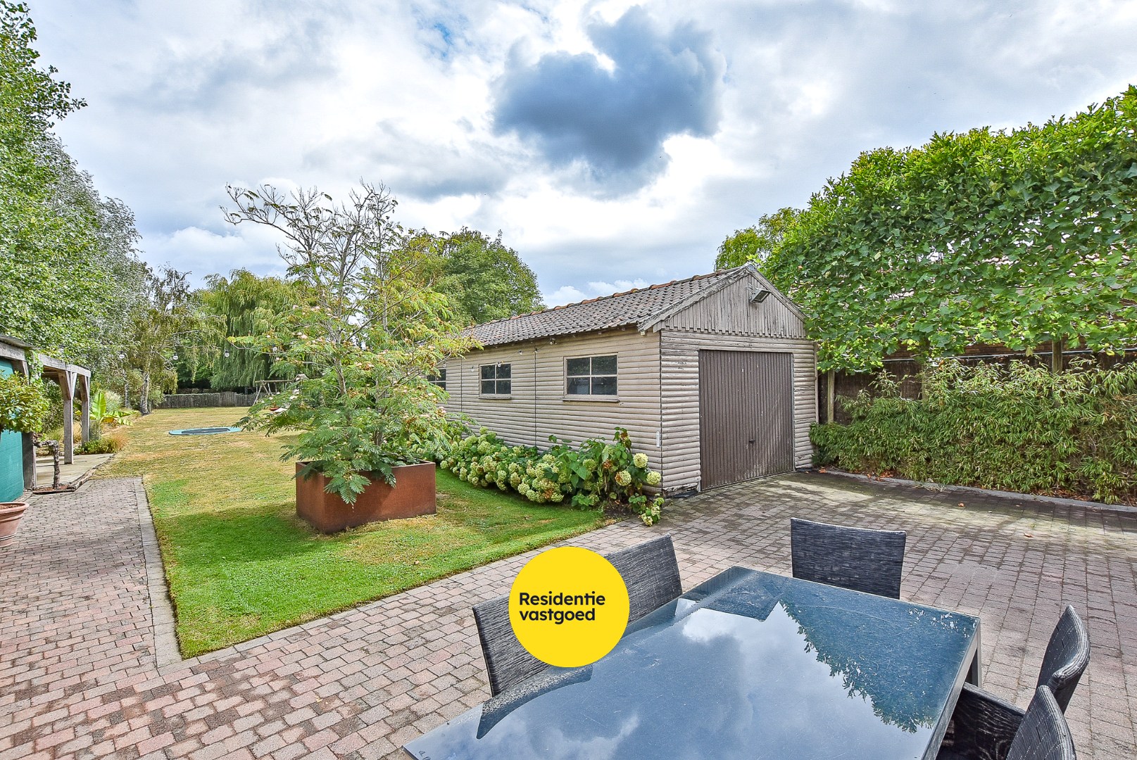 Instapklare alleenstaande woning met 4/5 slaapkamer op 2.084m² te Diksmuide! 