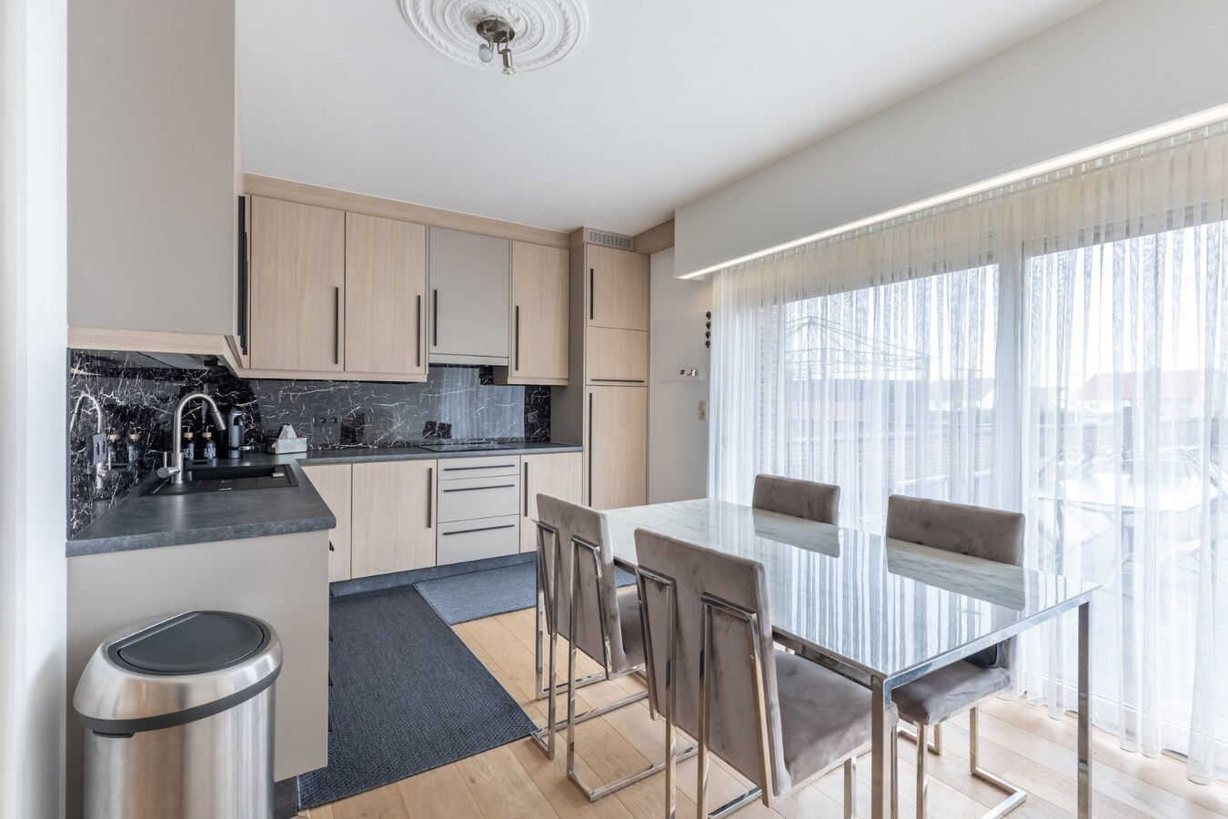 Modern en comfortabel gerenoveerd appartement op de eerste verdieping in het centrum van Neeroeteren 