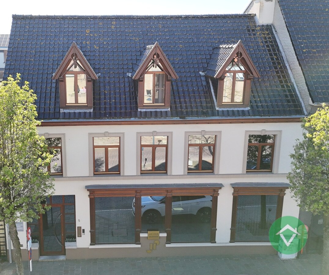 Deze instapklare handelswoning is gelegen in het centrum op een commerciële topligging op de markt van Koekelare 