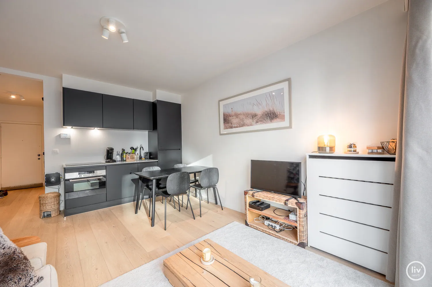 Prachtig gerenoveerd en gemeubeld appartement in een zijstraat van de Lippenslaan.