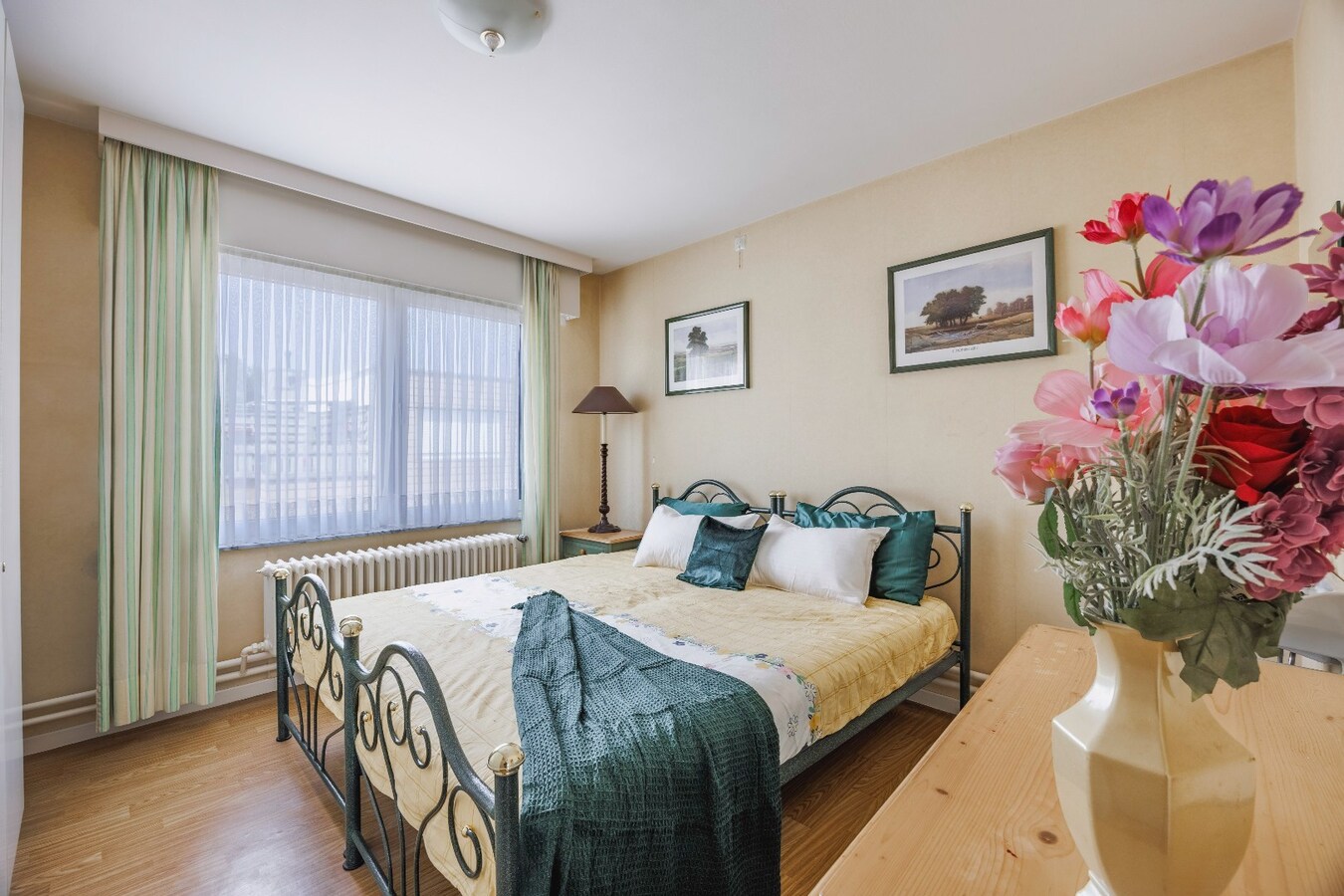 Instapklare, lichtrijke bel-etage woning met ruime garage en terras op centrale ligging 