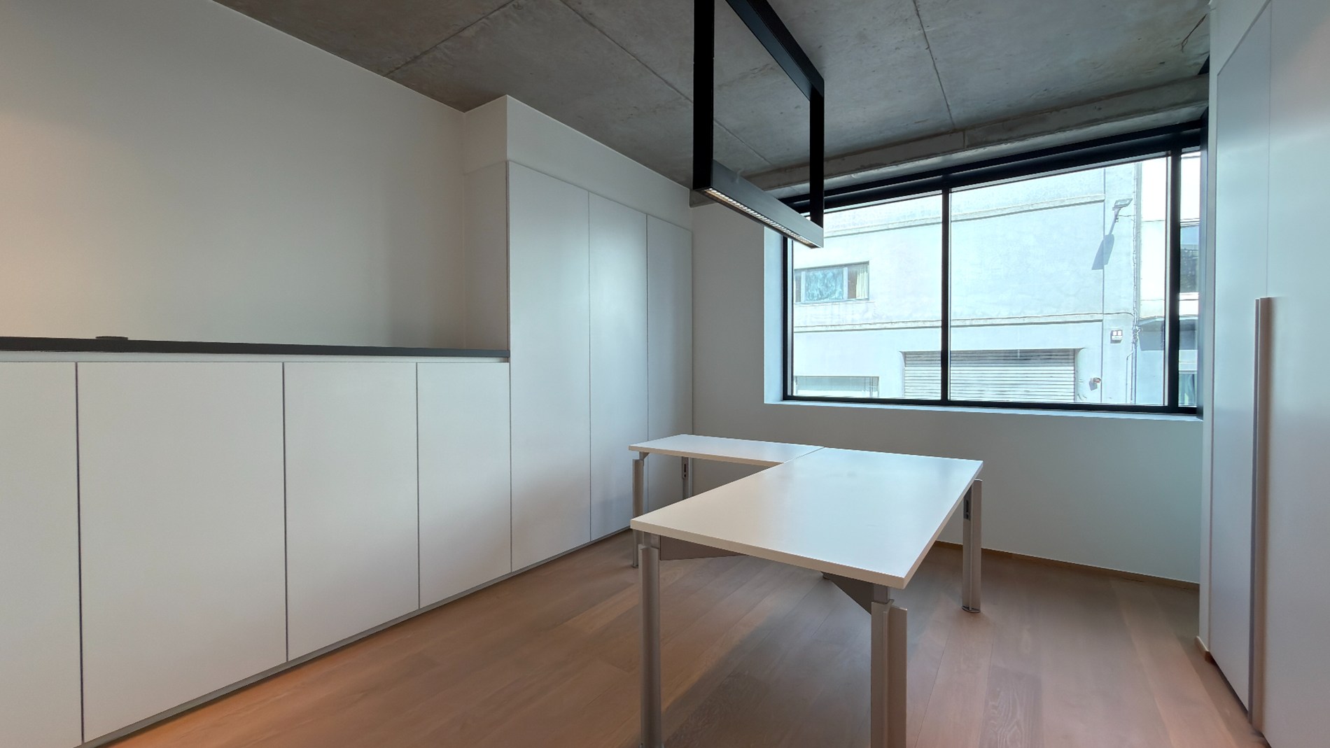 Strak ingerichte kantoorduplex te huur langs Singel in Antwerpen