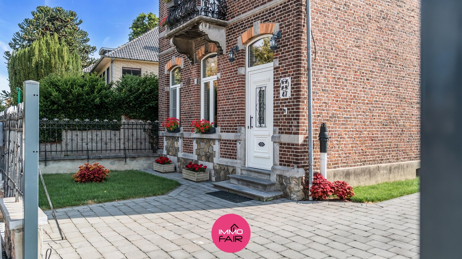 Karaktervolle herenwoning met vier slaapkamers en glazen tuinkamer 