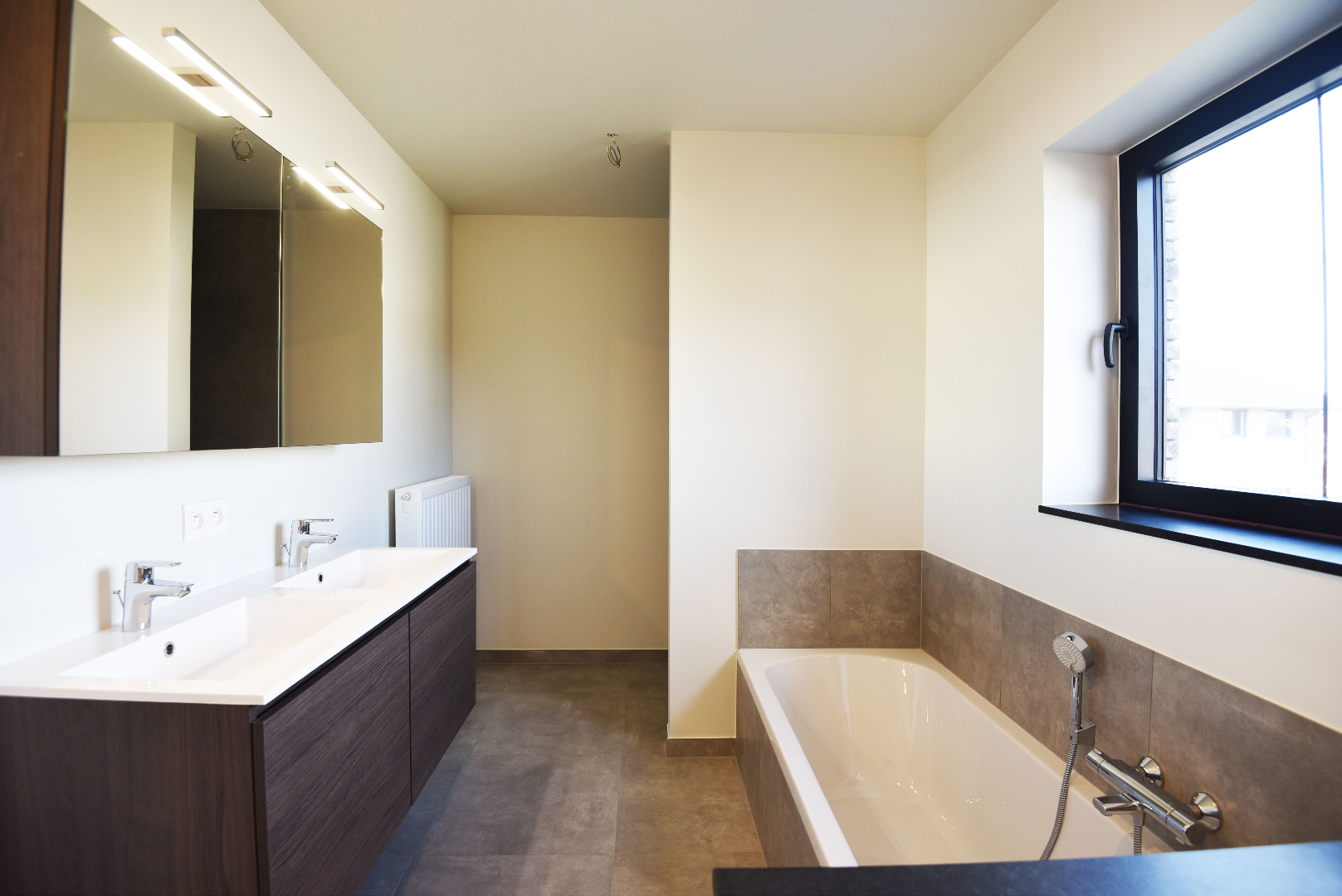 NIEUWBOUW open bebouwing (BEN-woning) met 3 slpks, carport, tuinhuis en tuin te Adegem 