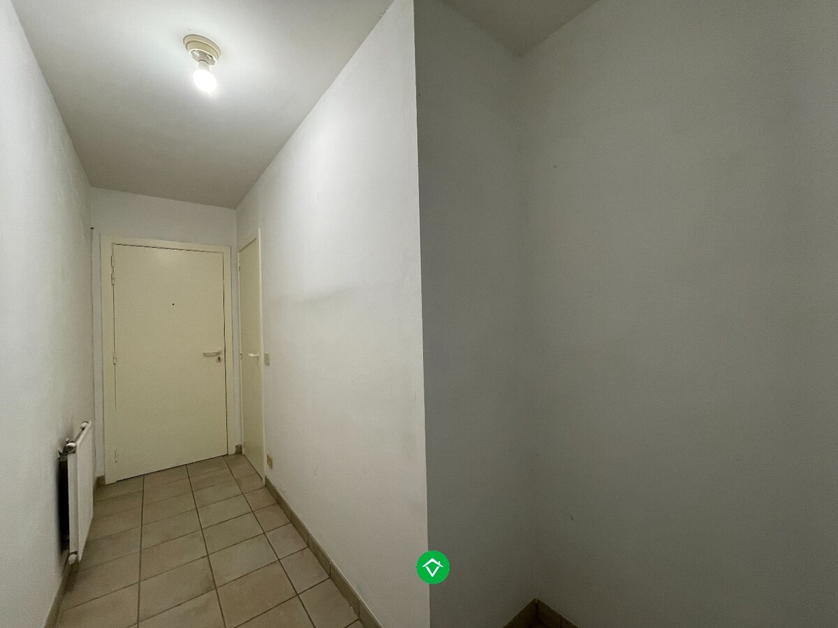 Gelijkvloers appartement met één slaapkamer, tuin en garage in centrum Roeselare 