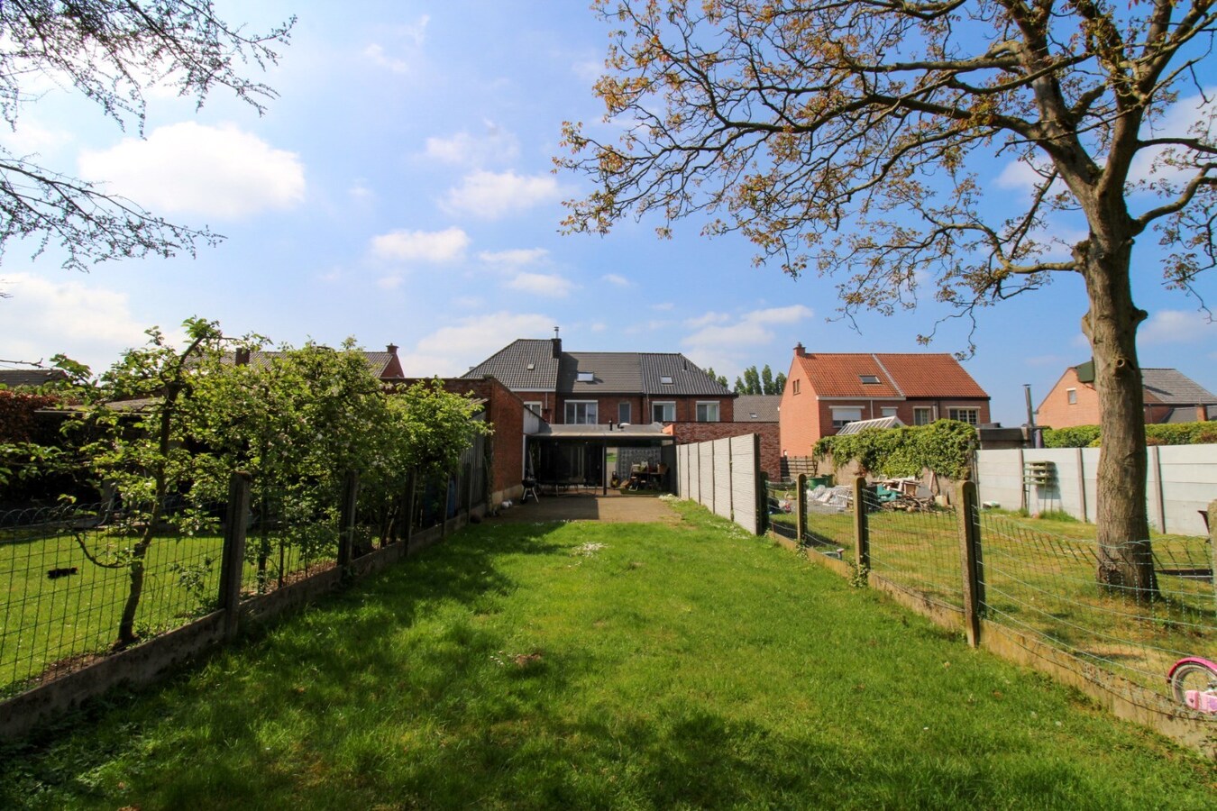 Verrassend ruime gezinswoning met energielabel B, vier slaapkamers en een uitgestrekte diepe tuin te koop in Sint-Niklaas! 