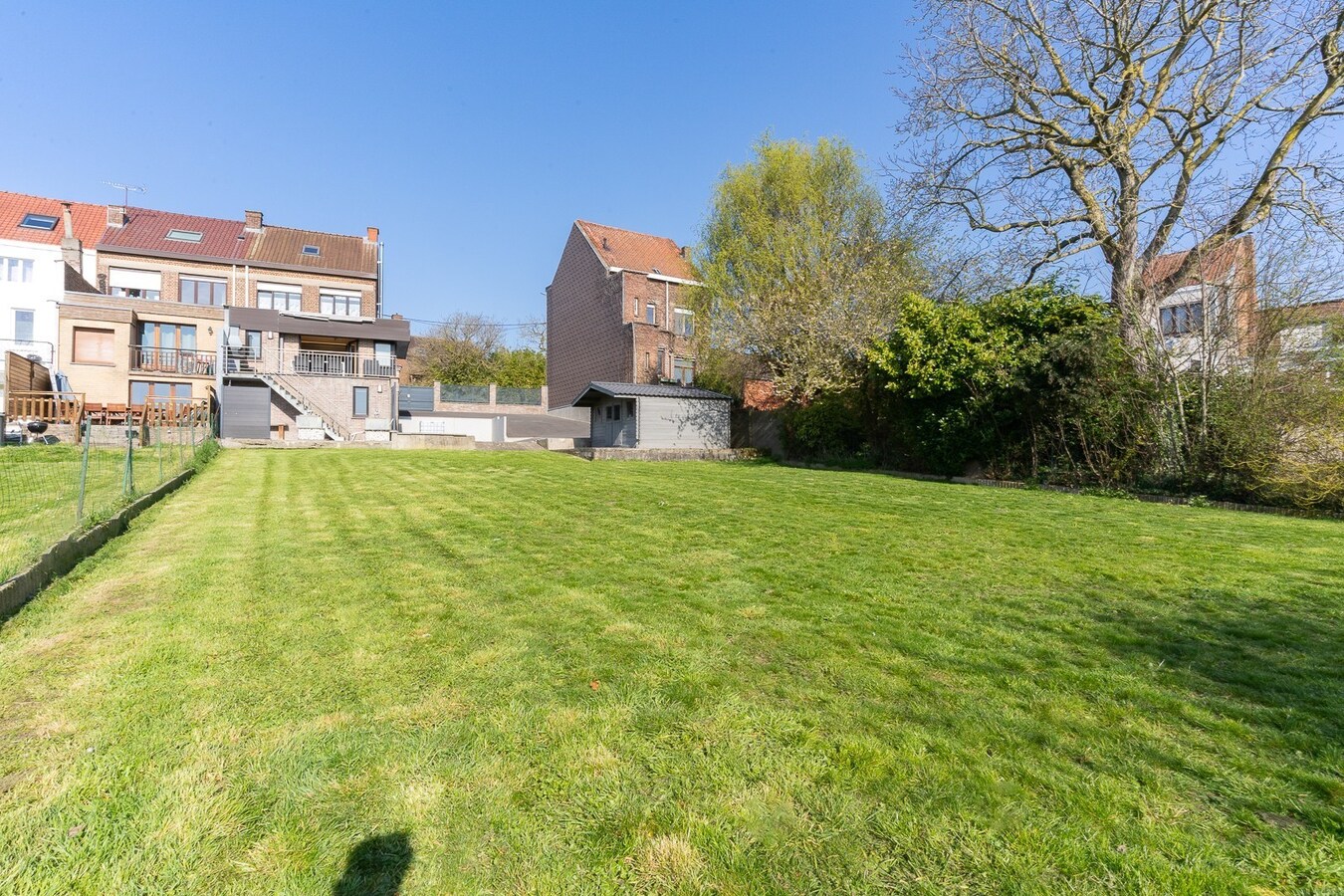 3 façades érigée sur 875m² avec terrain à bâtir, parking privé, double garage. 