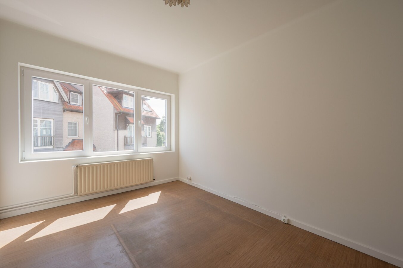 Brede gezinswoning met garage, privé staanplaats en zonnige stadstuin in Oud-Knokke. 