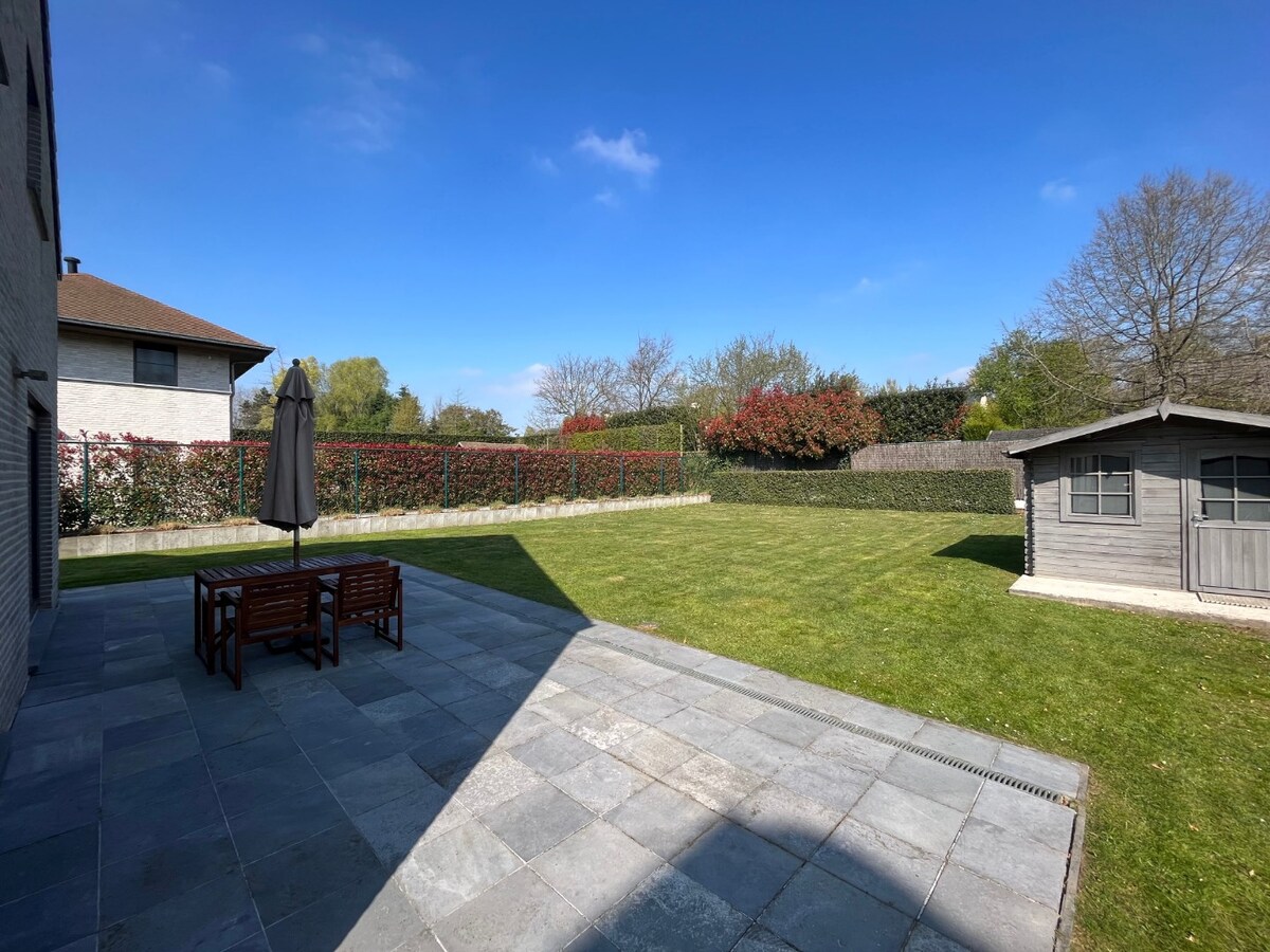 Ruime villa in residentiële wijk te Dikkelvenne 