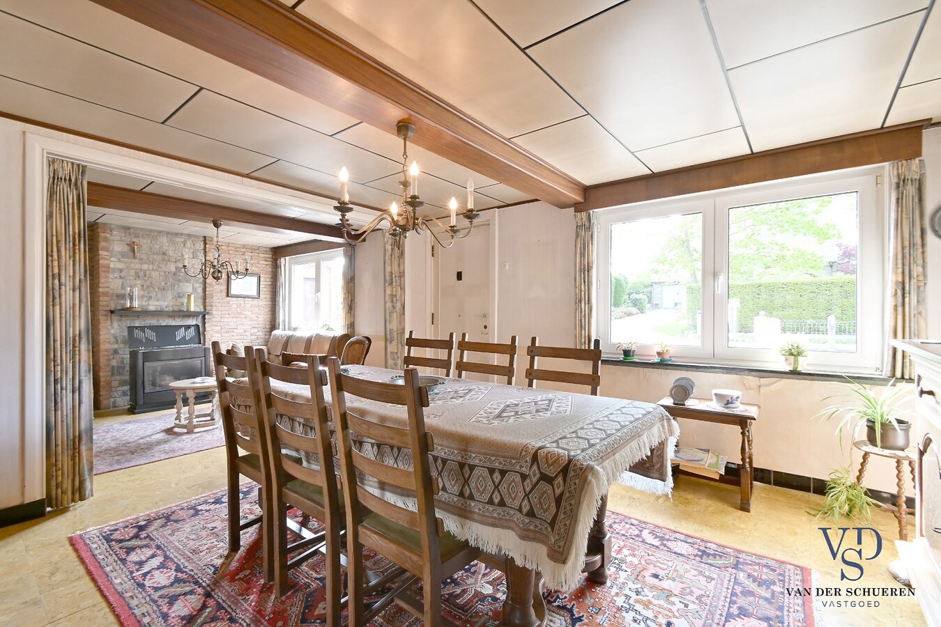 Exceptioneel gelegen eigendom met mogelijkheden. 