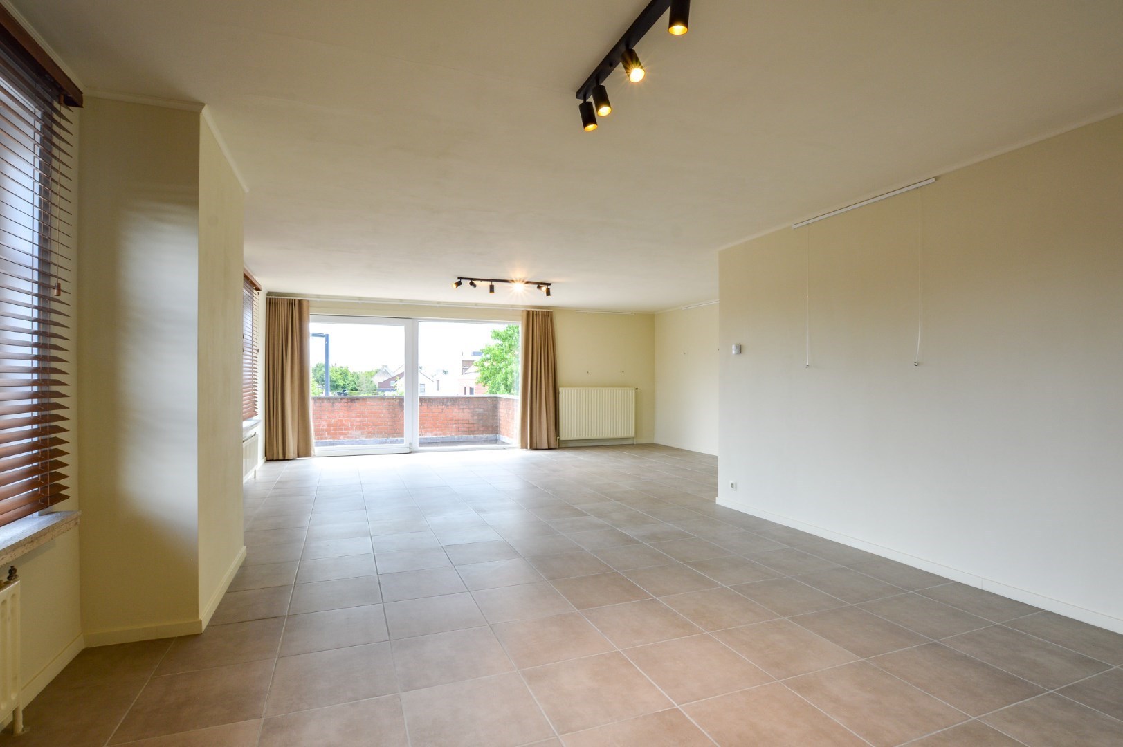 Ruim appartement (146 m²) met 2 slaapkamers in het centrum van Jabbeke 