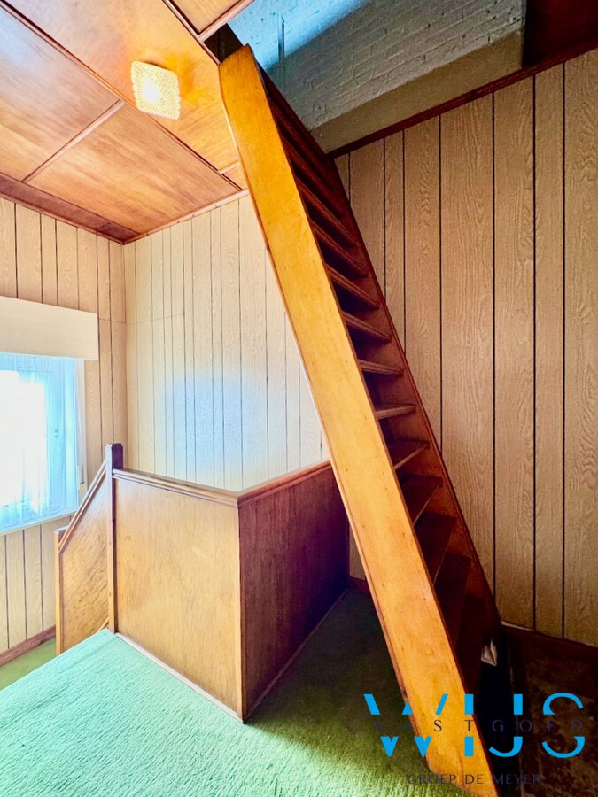 Op te frissen woning met tuin &amp; 2 garages te Rieme ! 