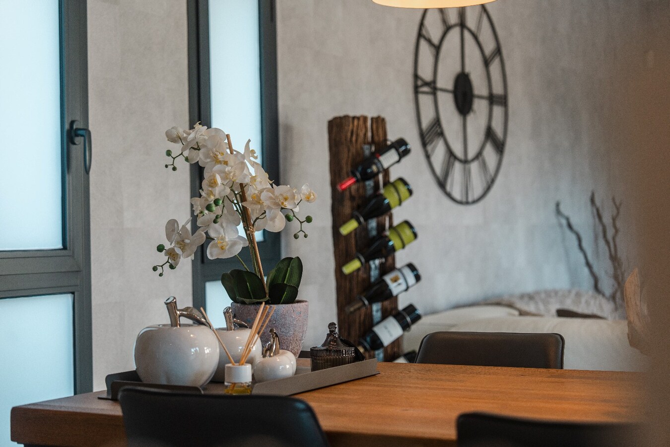 Deze uitzonderlijke villa biedt een unieke combinatie van luxe, volledige privacy en een prachtige zuidoriëntatie in het gegeerde Solpark. 