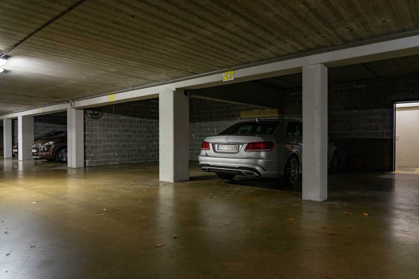 Goede gelegen ondergrondse parkeerplaats. 