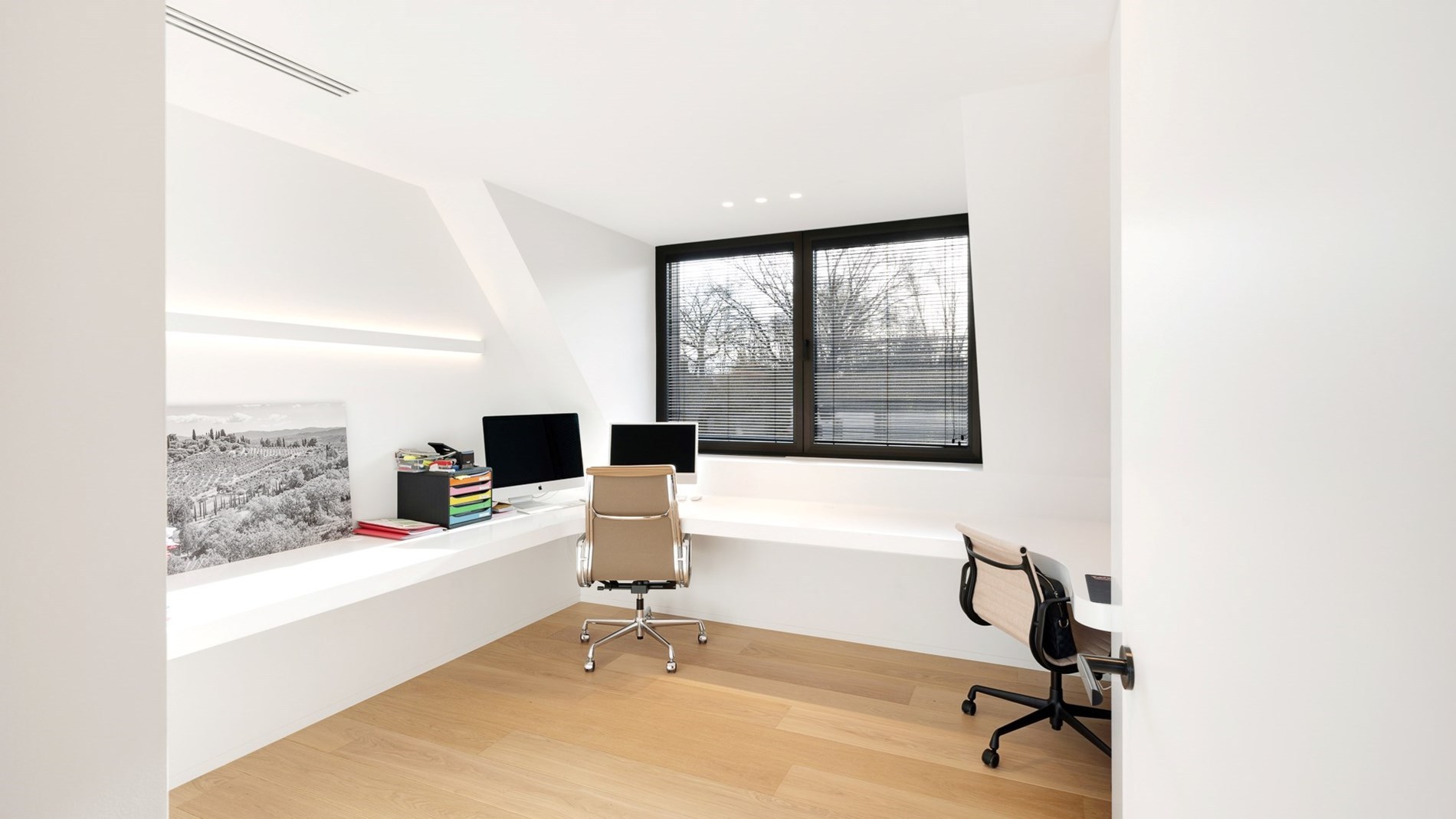 Prachtig vernieuwde villa rustig gelegen tussen Knokke centrum en Het Zoute met een perfecte Zuid-West oriëntatie. 