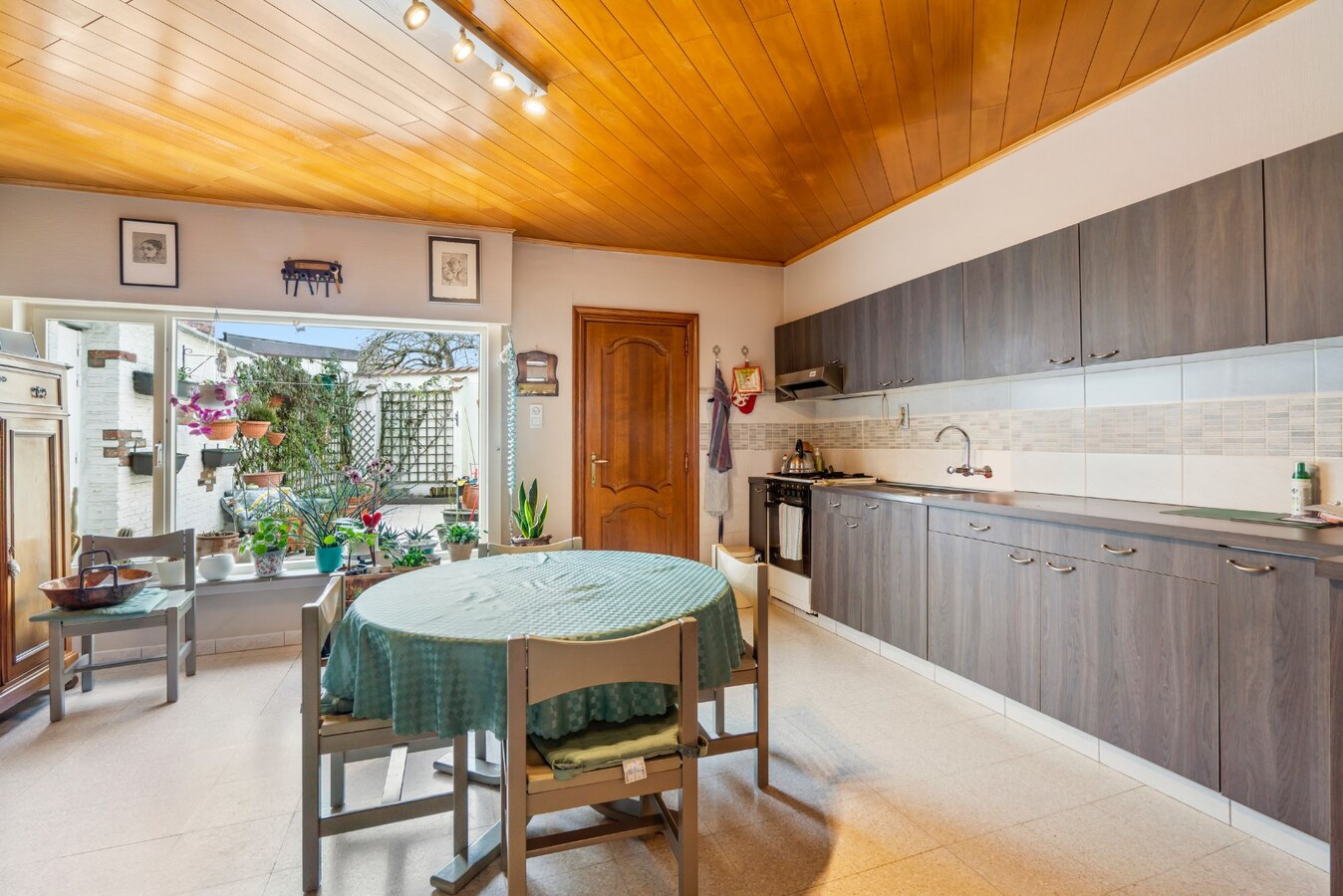 Halfopen bebouwing met terras in Christus - Koning (Stubbekwartier) 