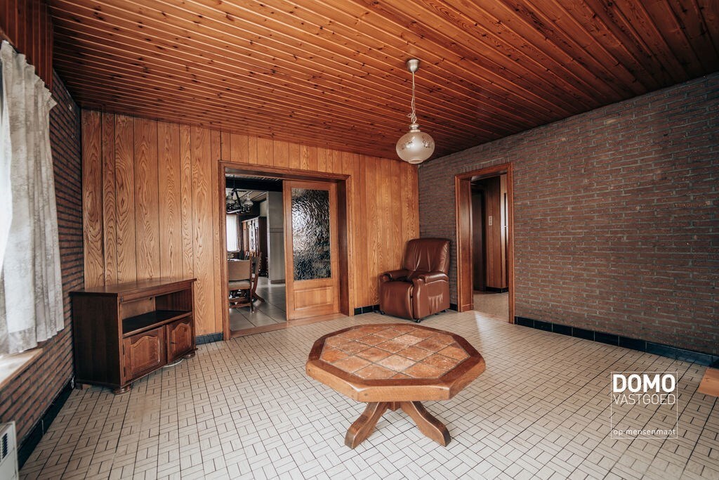 Ruime boerderij met stallingen en een prachtig groen uitzicht. 