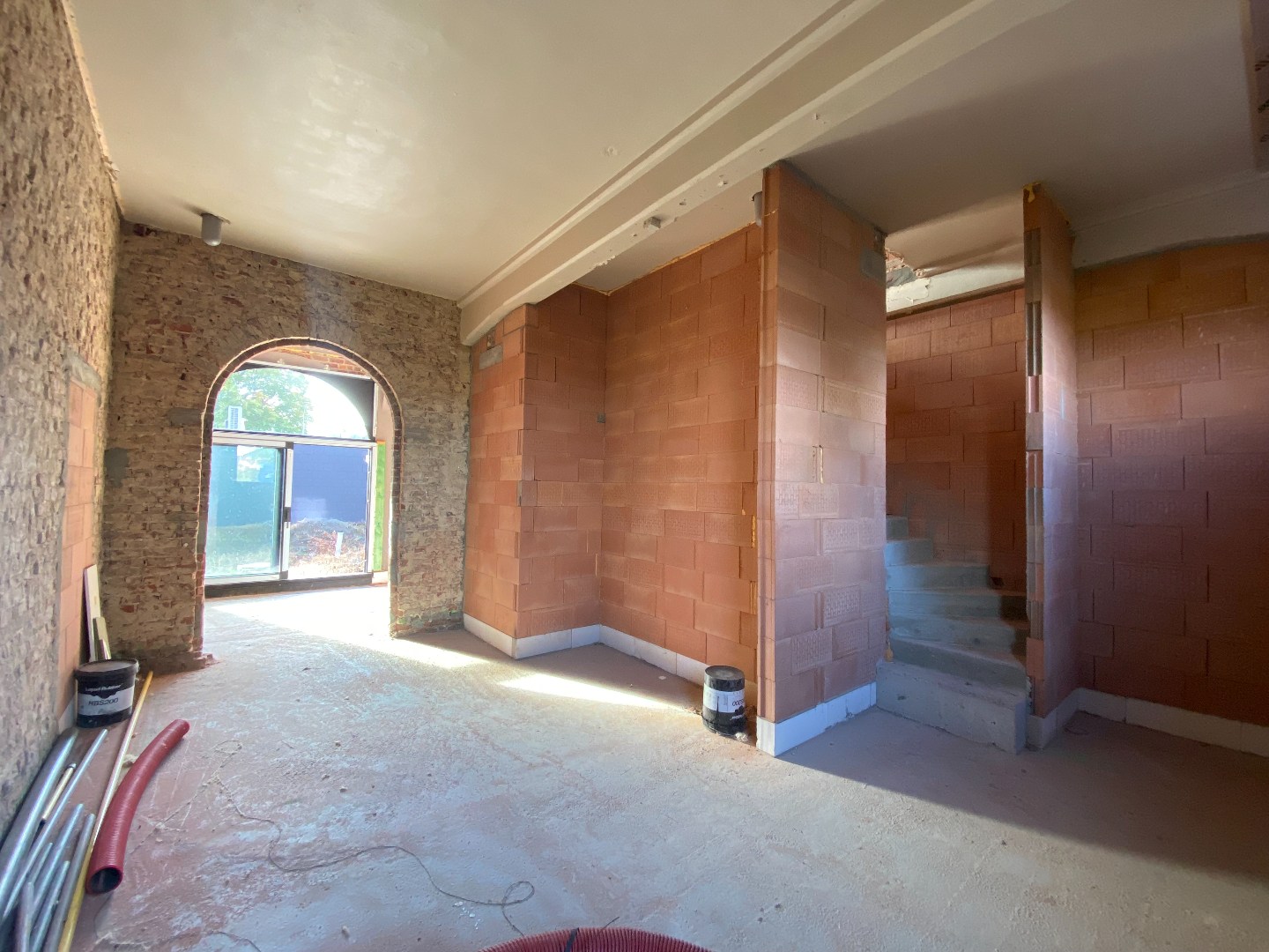 Unieke gerenoveerde kloosterwoning op centrale ligging te Nieuwenhove! 