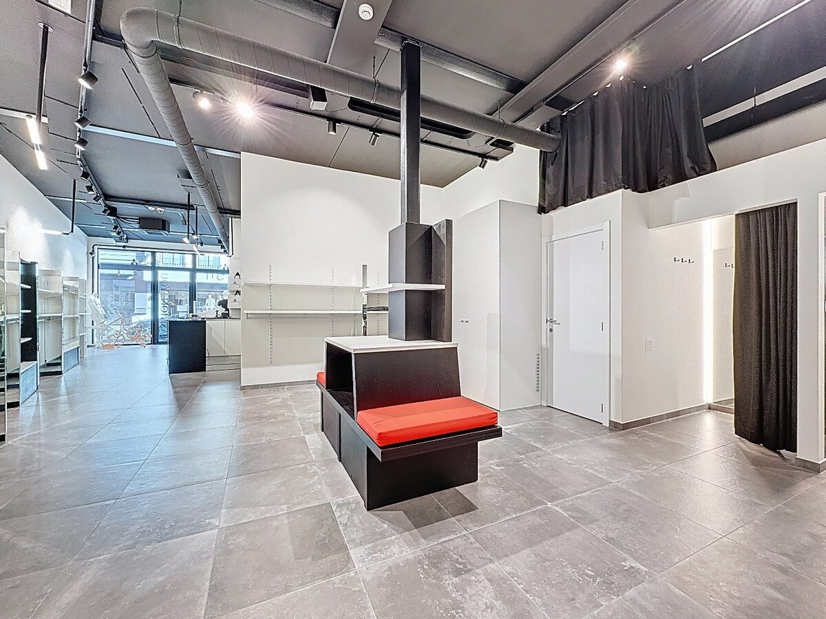 Nieuwbouw (2022) winkelruimte in Stationsstraat te centrum Zottegem 