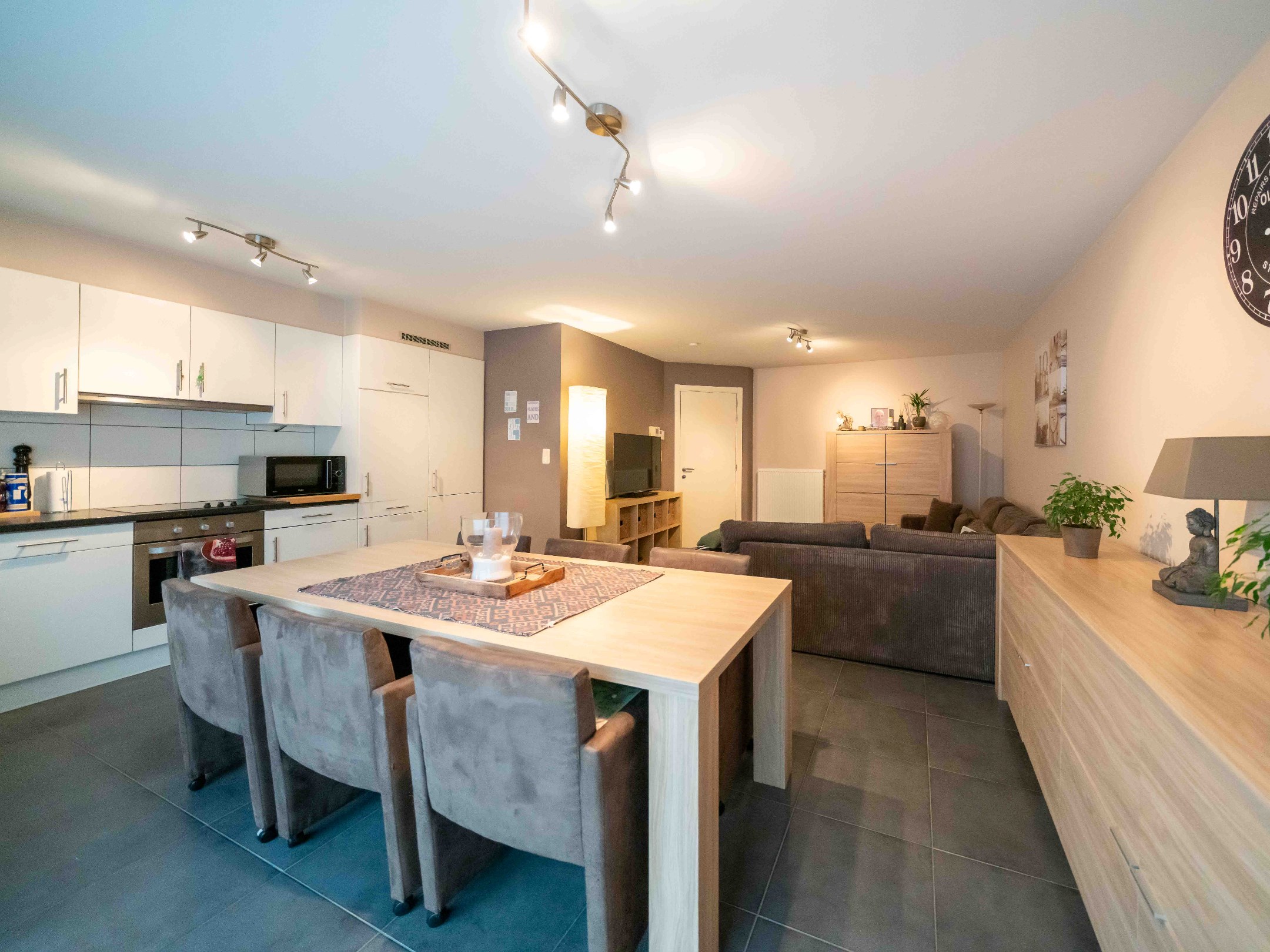 2-kamer appartement met tuin en autostaanplaats 