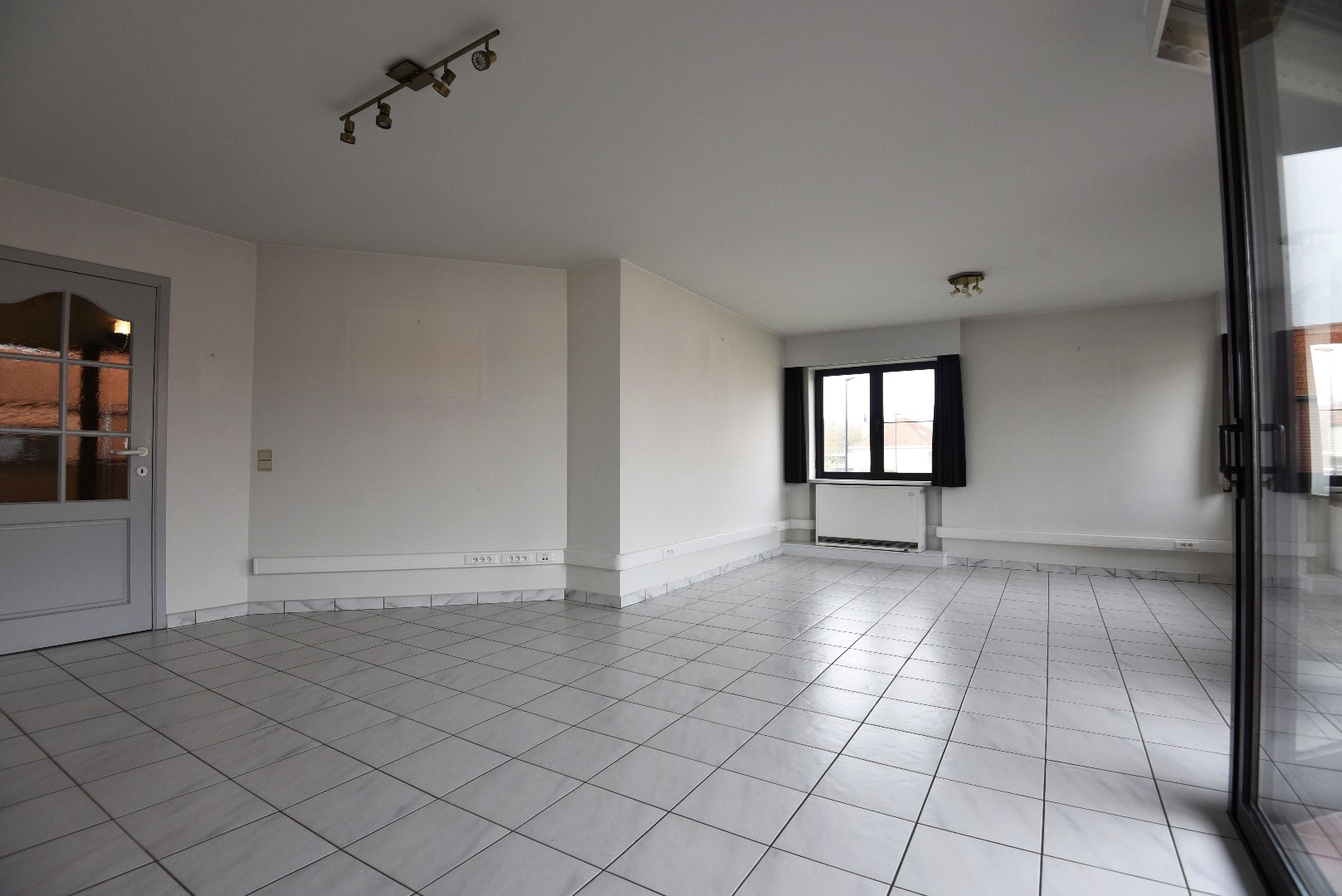 Ruim appartement met 2 slpks en ondergrondse autostaanplaats 