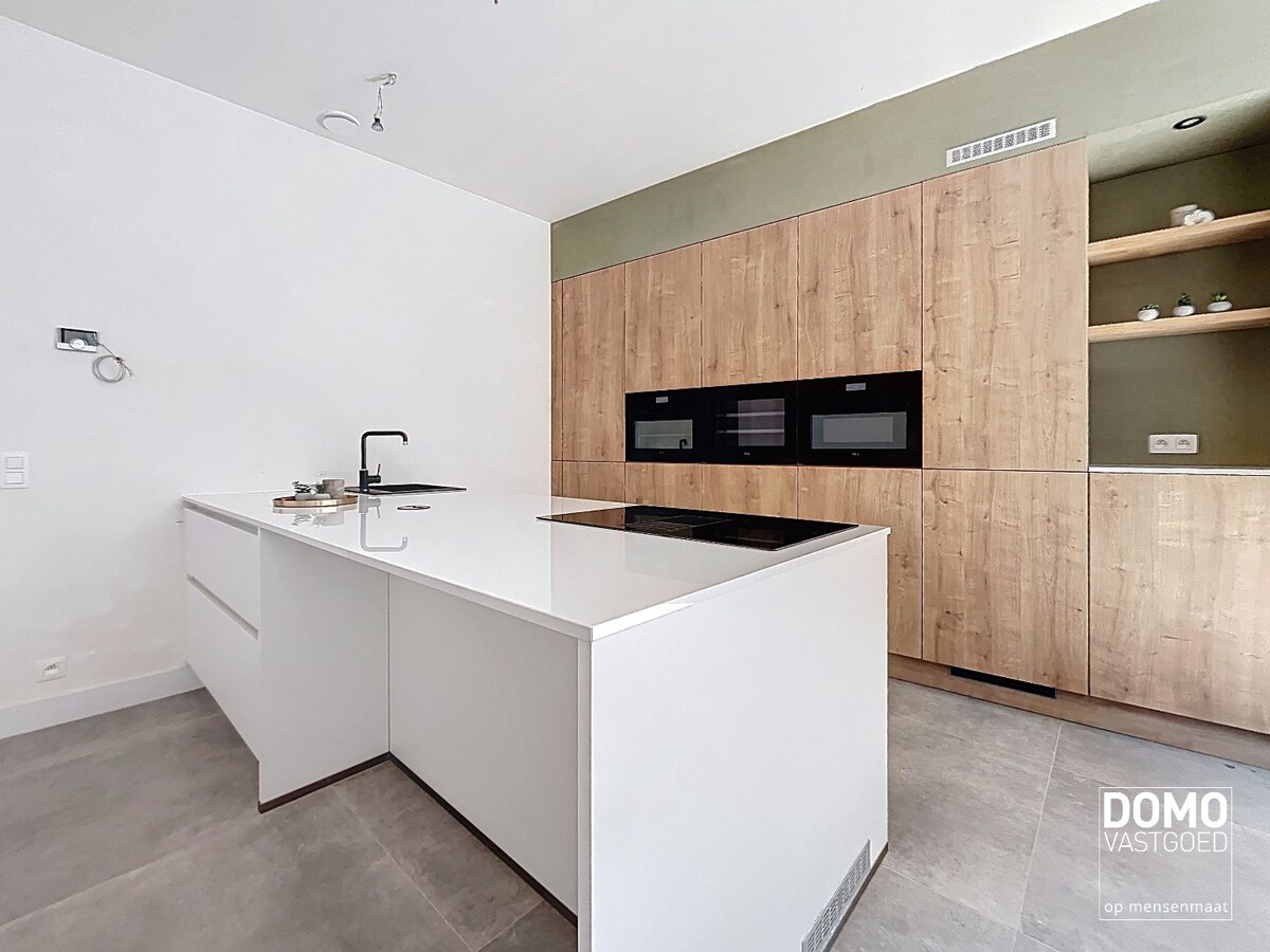 PRACHTIG GERENOVEERDE, LICHTRIJKE WONING MET 3 SLAAPKAMERS, 2 BADKAMERS, EEN ZONNIGE TUIN EN 2 PARKEERPLAATSEN TE GINGELOM (MIELEN-BOVEN-AALST) 