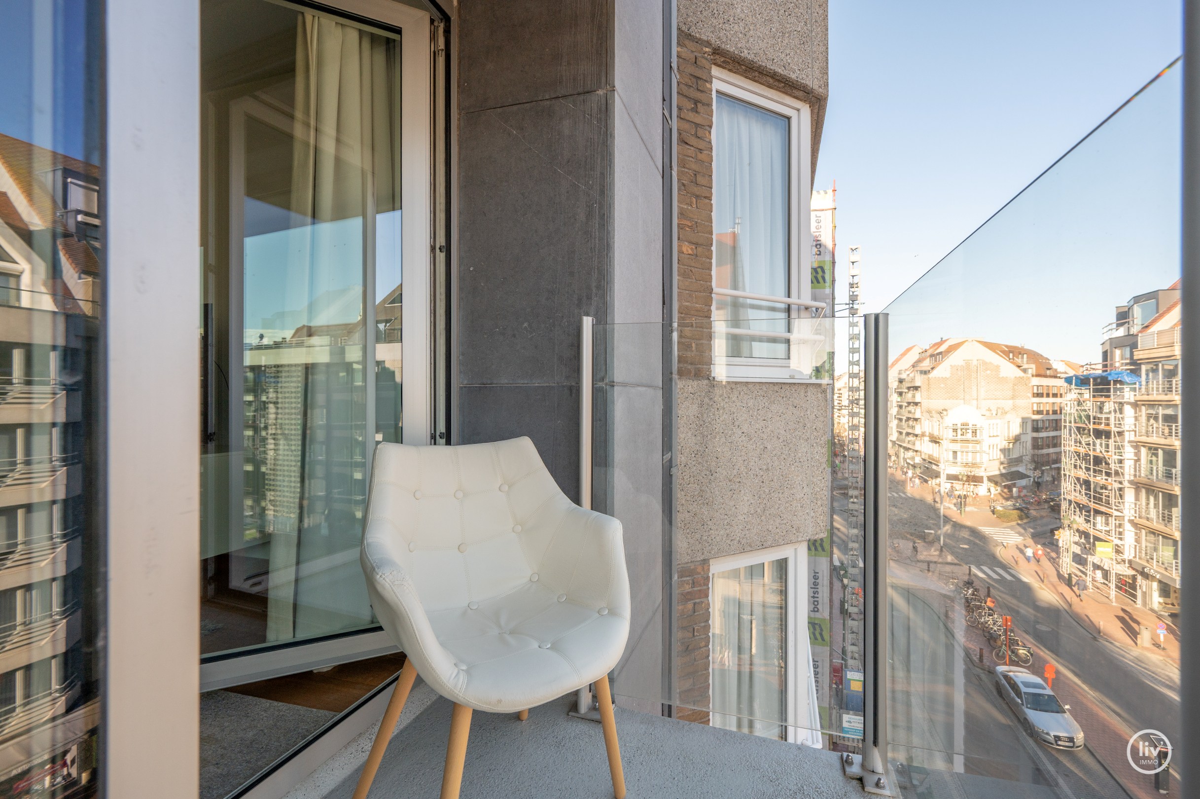 Récent appartement met mooie gevelbreedte centraal gelegen op de Lippenslaan te Knokke. 