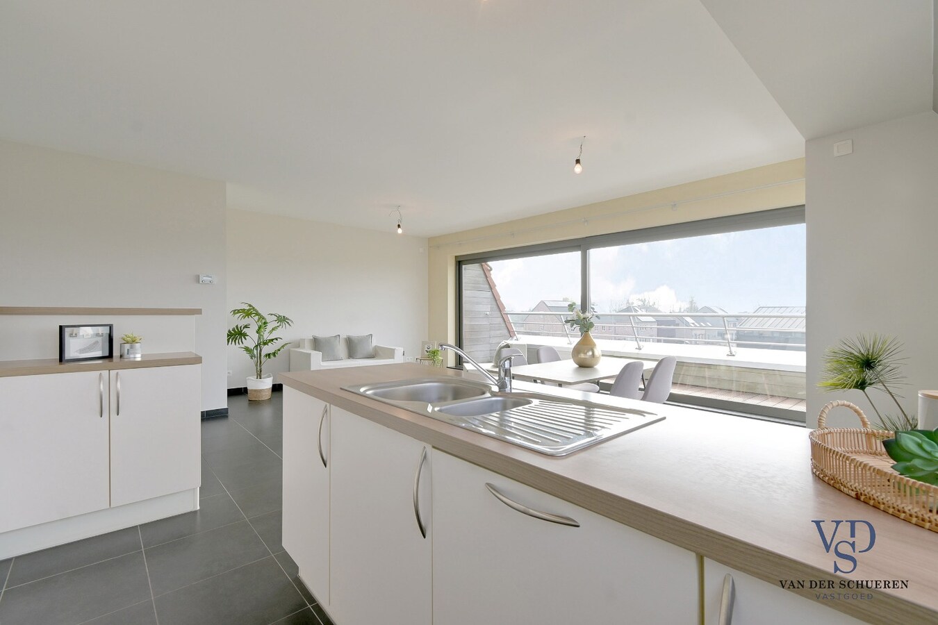 Lichtrijk appartement mét ondergrondse garage en berging. 