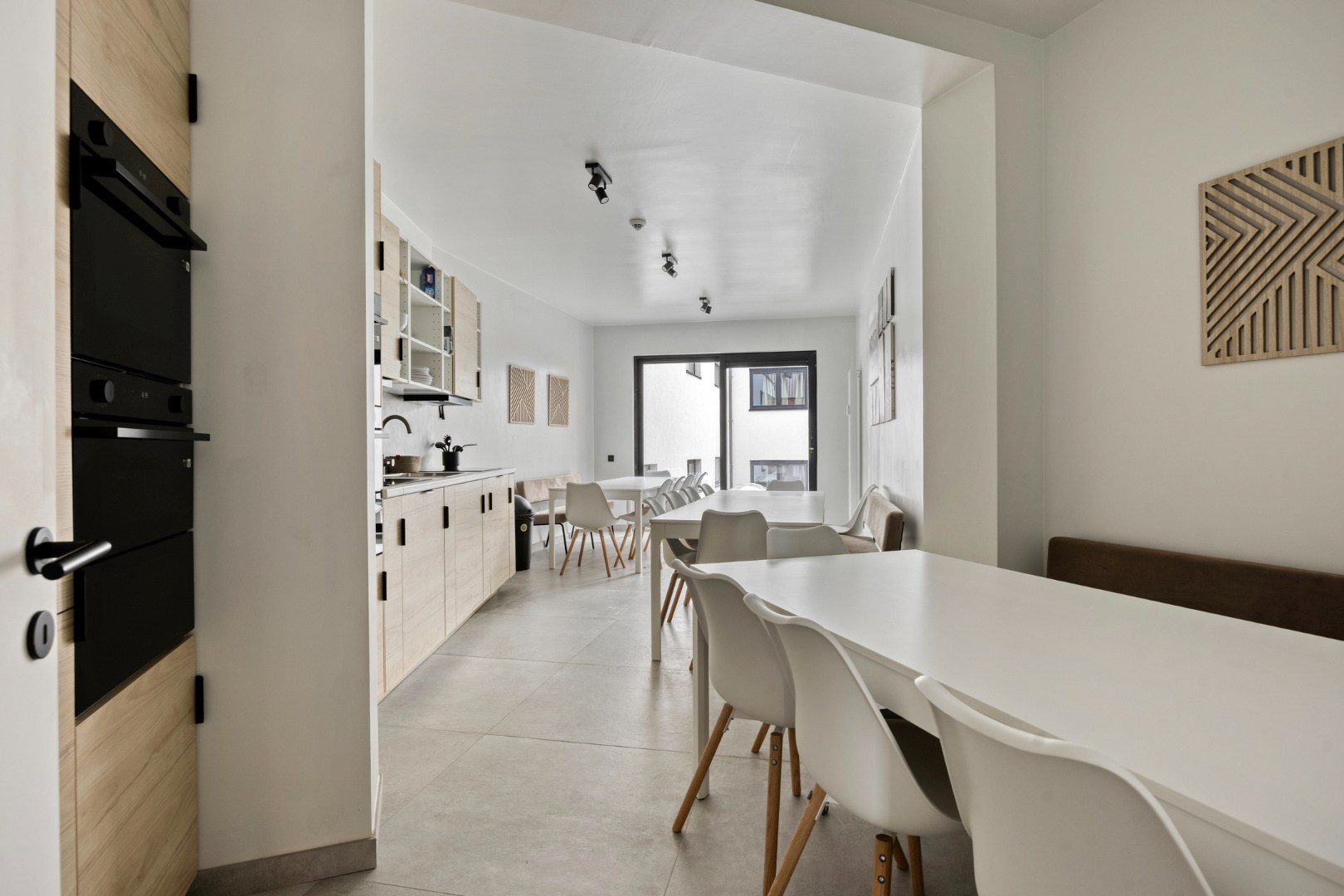 Volledig gerenoveerde en gemeubelde studentenkamers met privé-sanitair. 