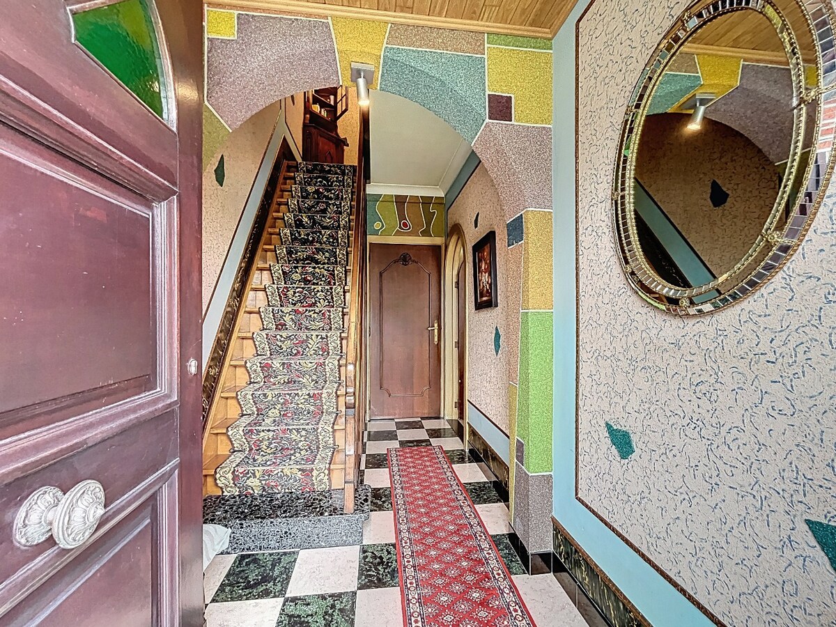 Ruime, solide jaren '50 woning met 2 garages te Nederzwalm 