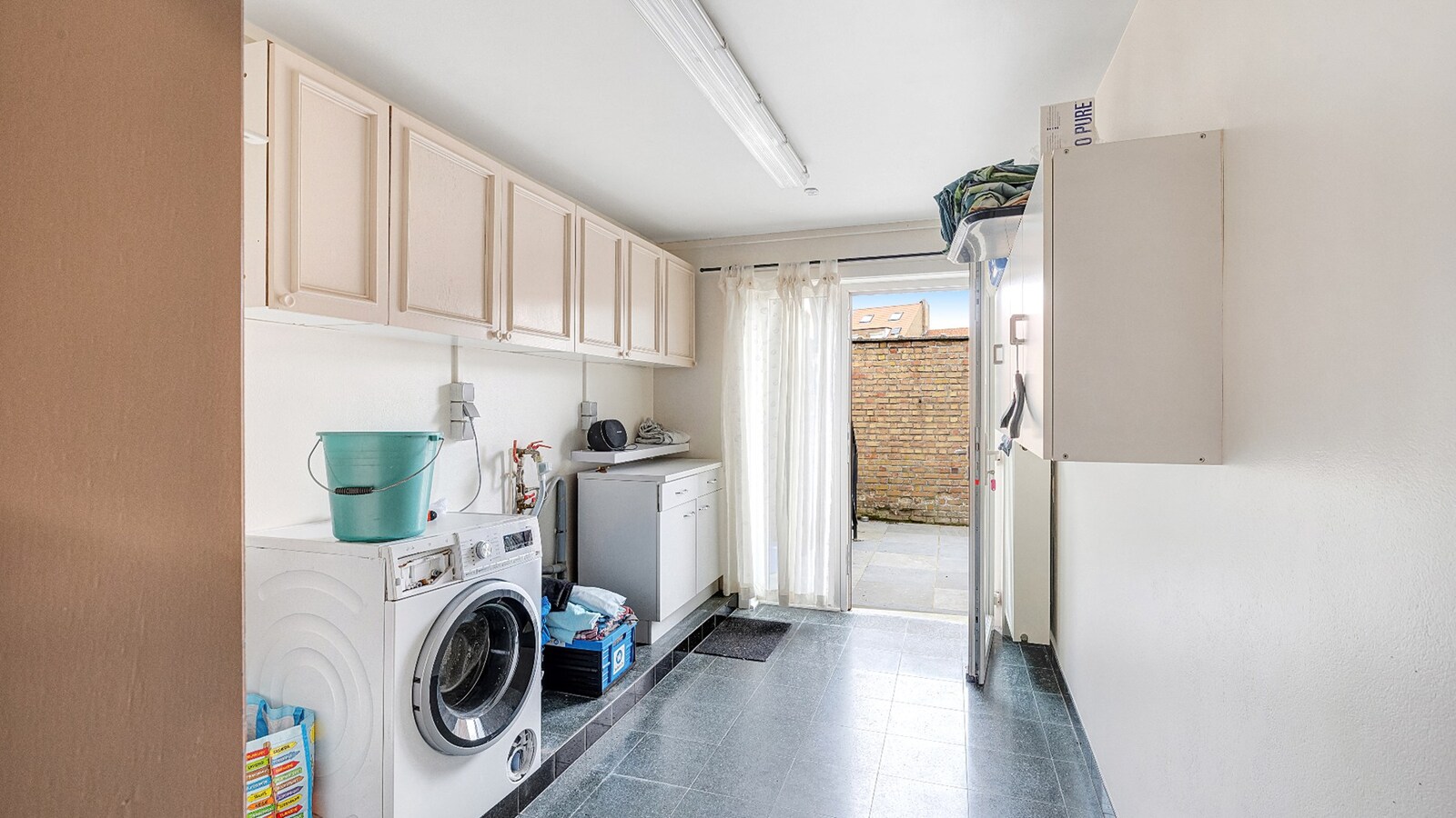 Ruime bel-etagewoning met garage en zonnepanelen in hartje Heist. 