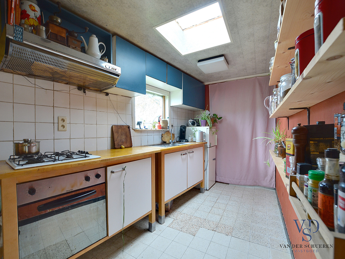 Karaktervolle, te renoveren woning (op bijna 900 m²). 