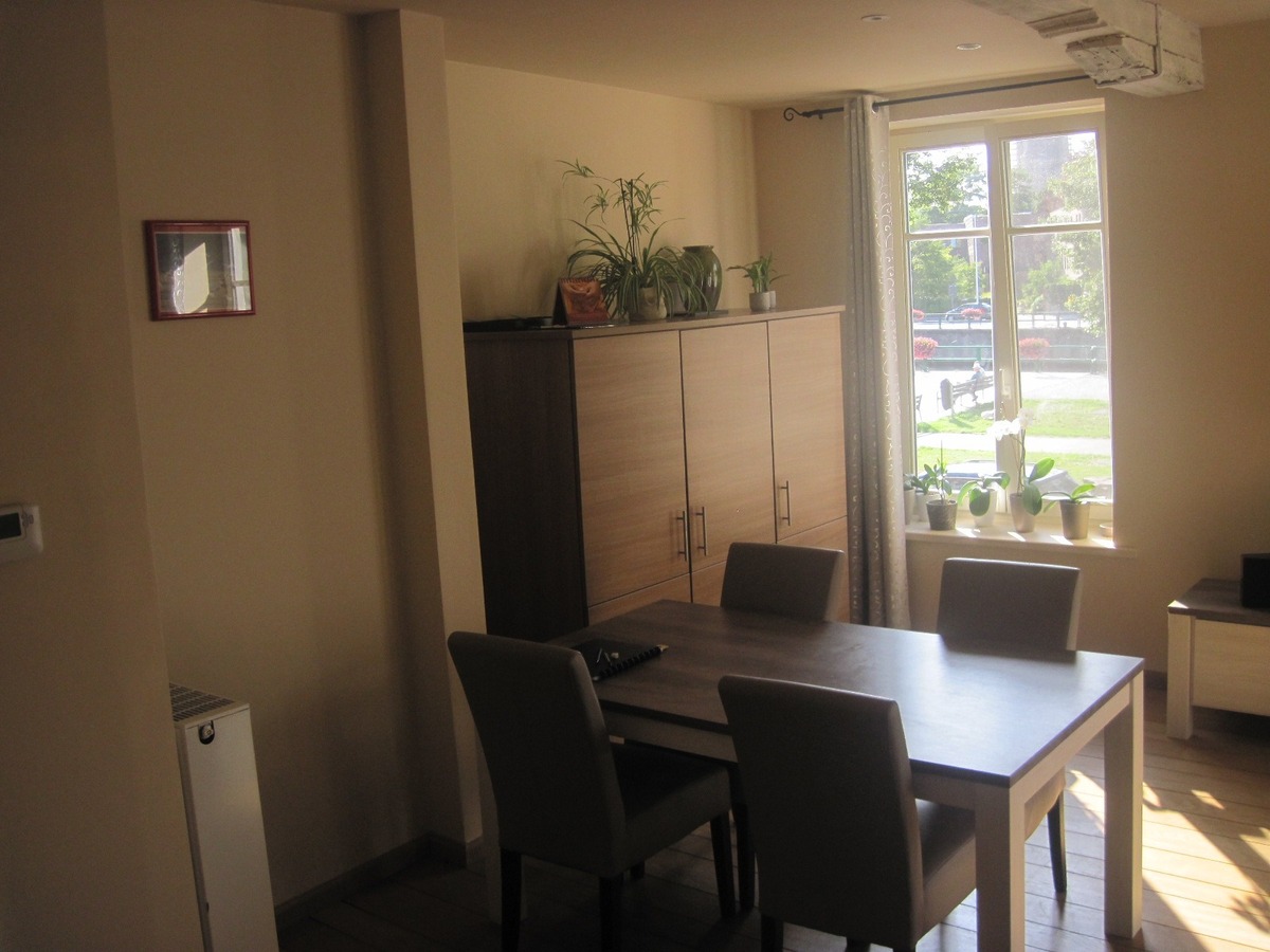 Duplex-appartement (bemeubeld) op unieke liggng. GEEN VASTE KOSTEN. 