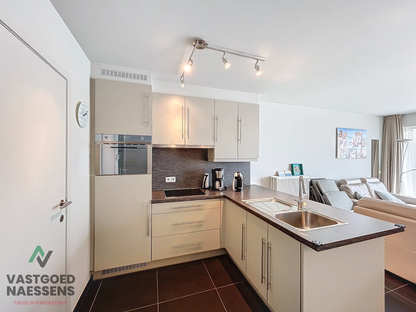 Appartement prêt à emménager avec 2 chambres et vue latérale sur la mer. 