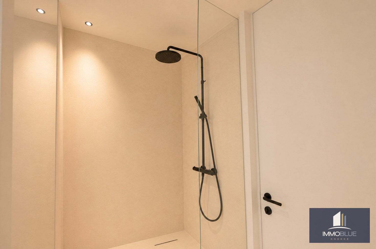 Appartement prestigieux entièrement rénové et fini avec des matériaux de haute qualité, situé à proximité de la place du Triangle. 