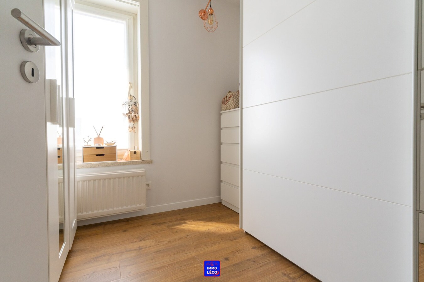 3 façades rénovée avec jardin, double garage, parking 2voit., COUP DE COEUR !! 
