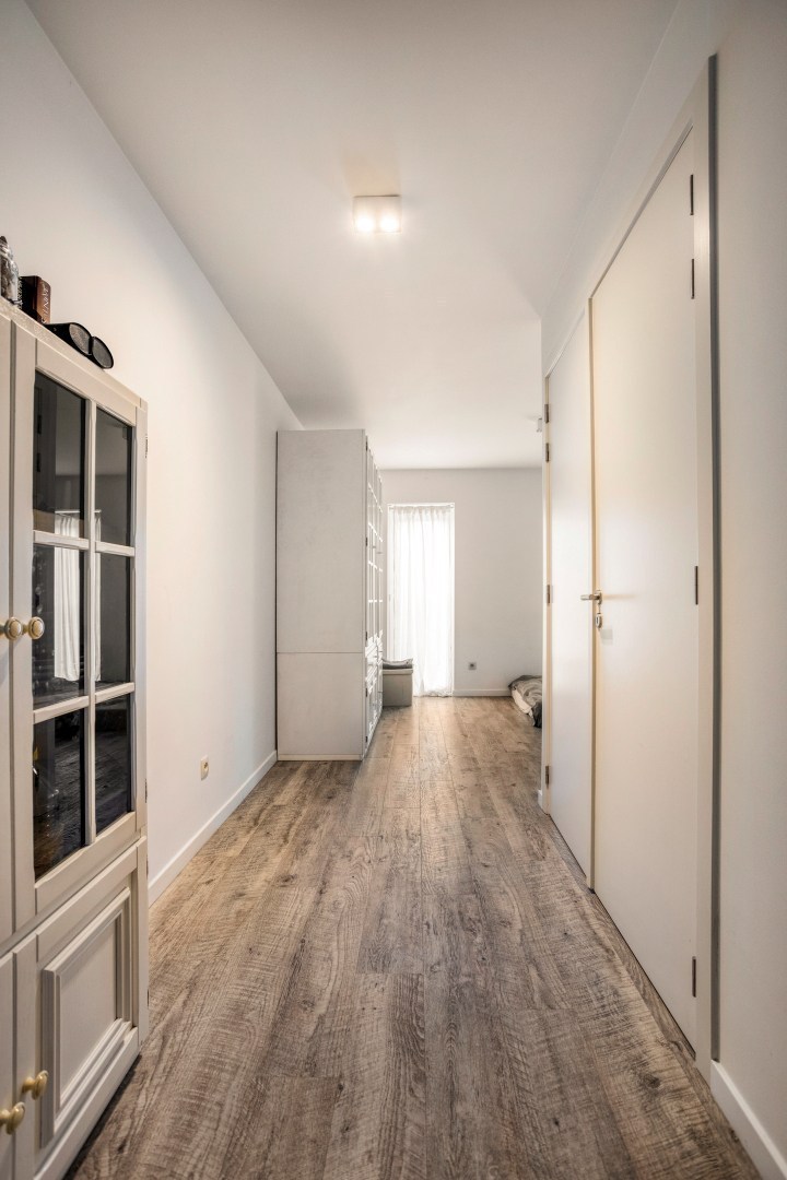 Recent en energiezuinig gelijkvloers appartement met 2 slpk. In Geel-centrum 