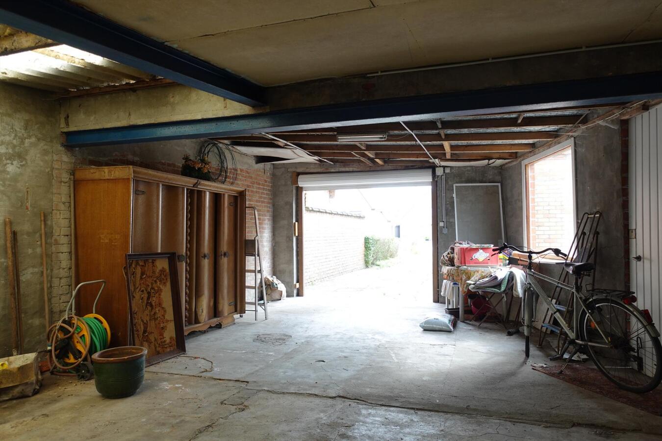 Goed gelegen half-open woning met grote tuin 