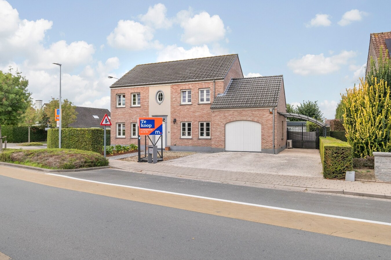 Stijlvolle villa met zwembad op rustige locatie te Bissegem/Heule te koop ! 