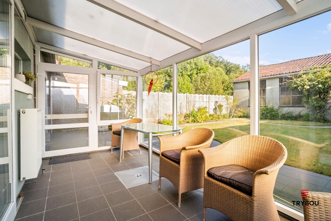 Centraal gelegen, halfopen woning met loods op perceel van 625m² 