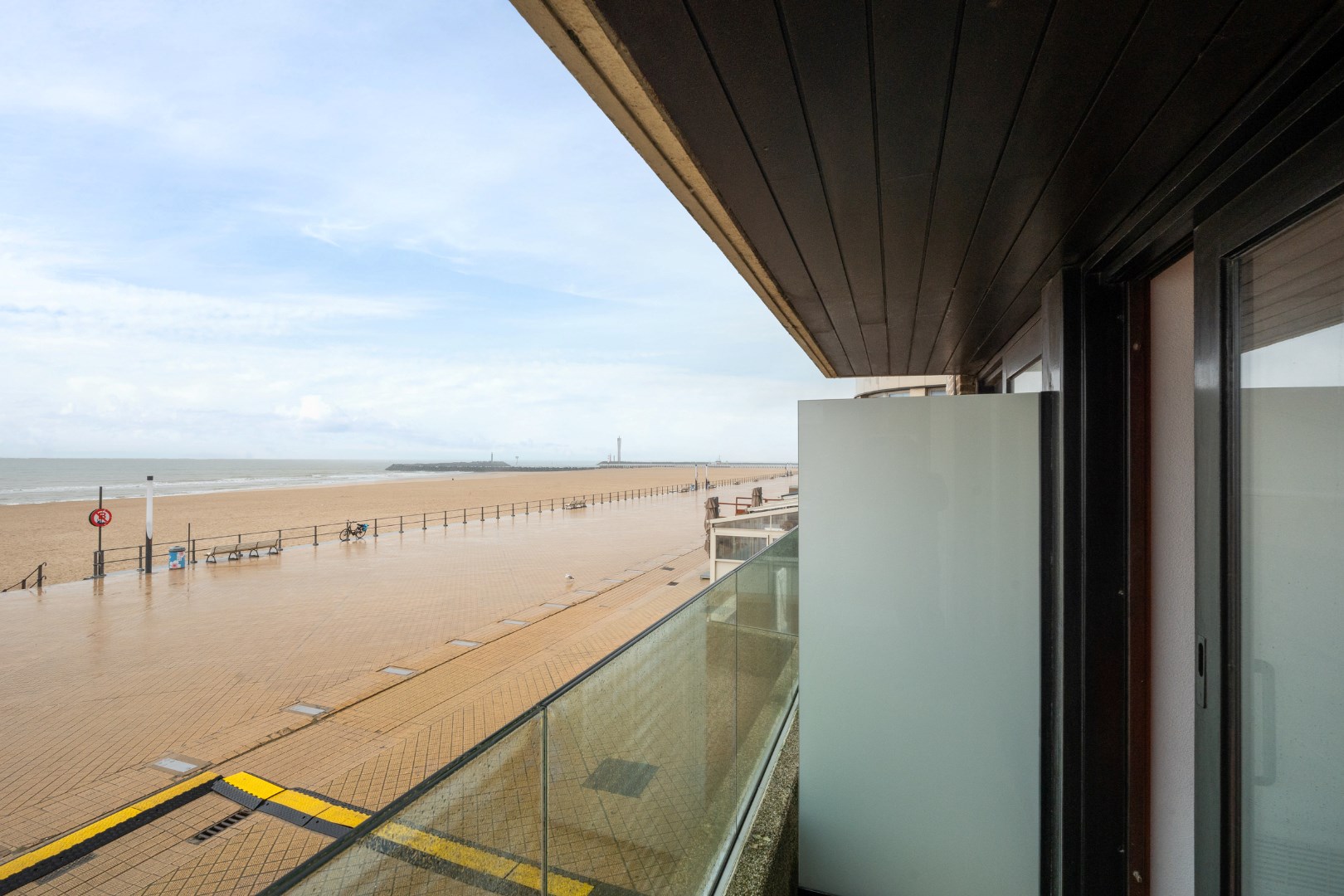 STUDIO MET FRONTAAL ZEEZICHT EN TERRAS OP TOPLIGGING 