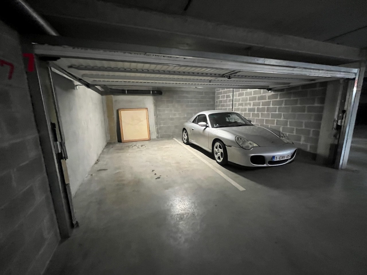 Traduction en français: Garage double extrêmement spacieux au -1, bien situé sur l'avenue Piers de Raveschoot à Knokke. 
