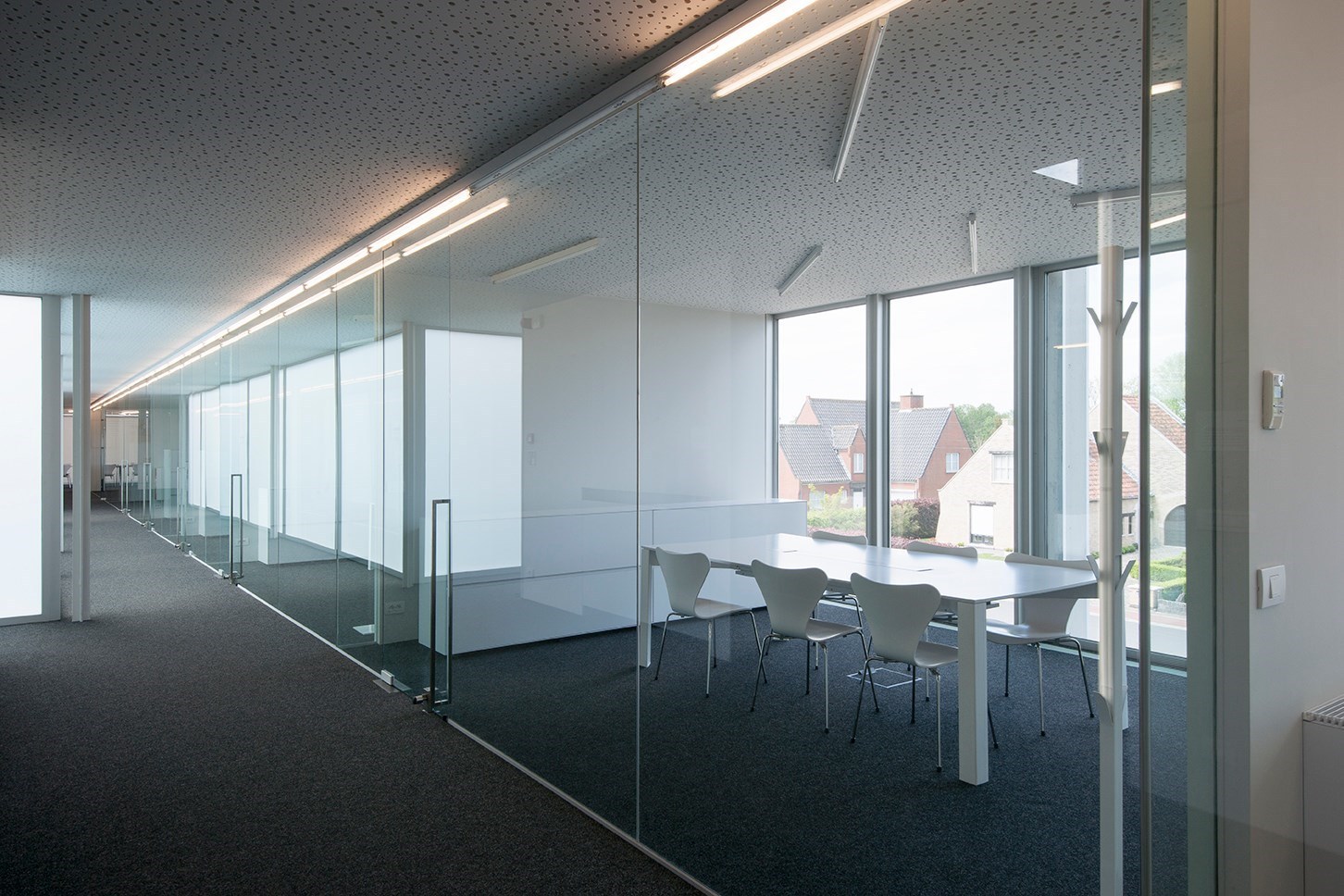 Perfect uitgerust kantoor (22 m²) met parking en alle faciliteiten inclusief, Torhout. 