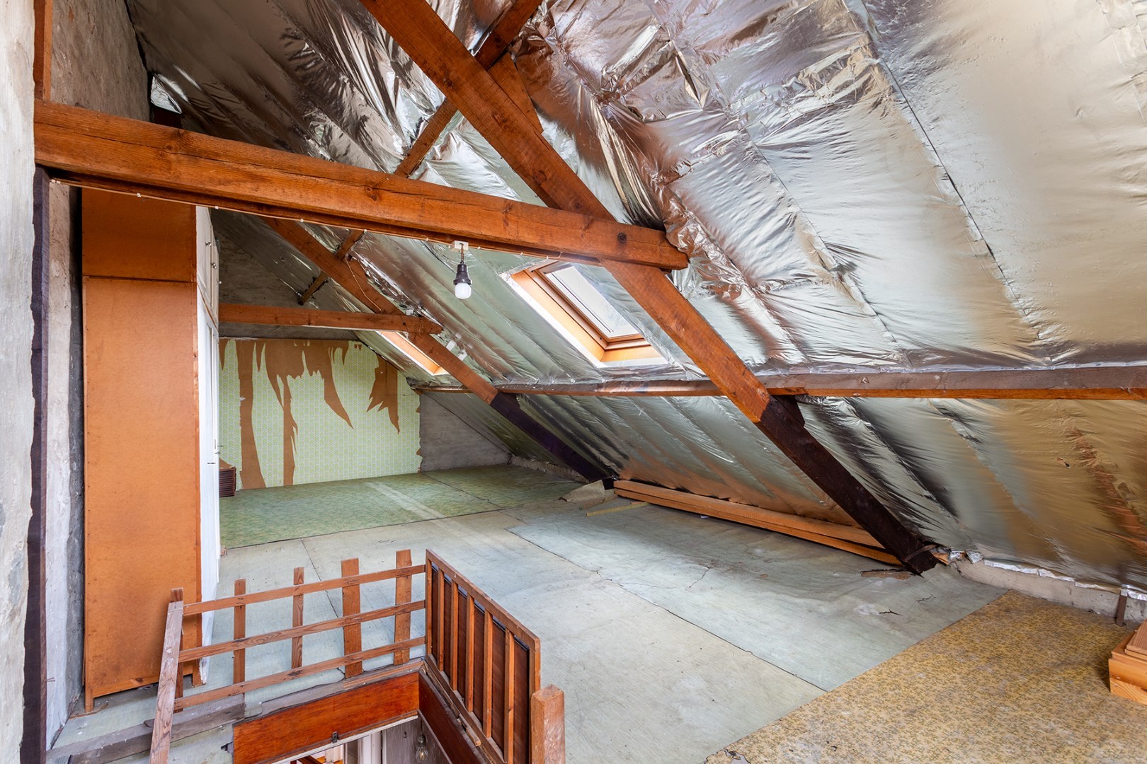 Halfopen gezinswoning met grote tuin en garage 