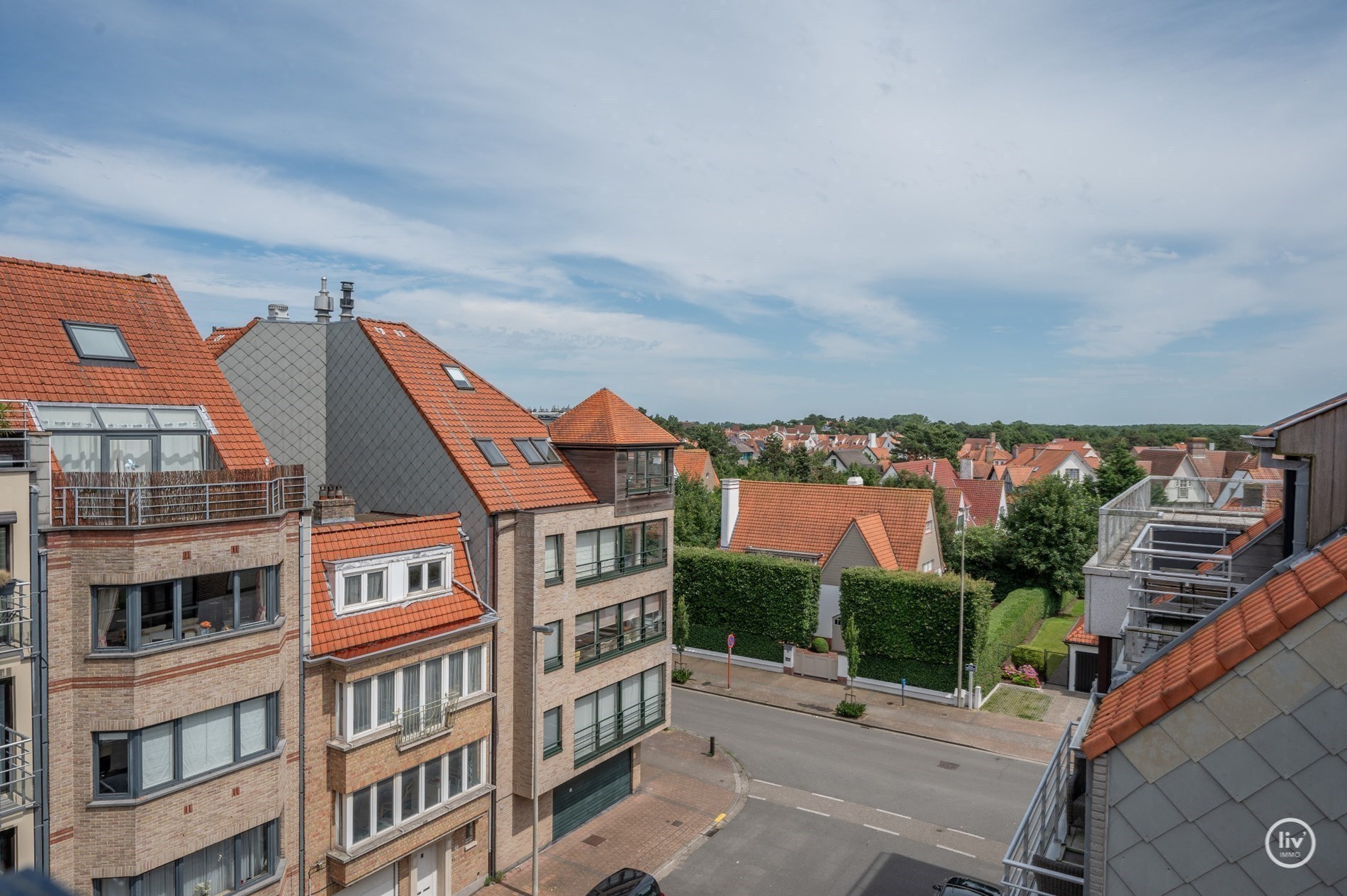 Prachtig, ruime en tevens récente triplex (199 m2) in een zijstraat van de lippenslaan vlakbij de zeedijk te Knokke. 