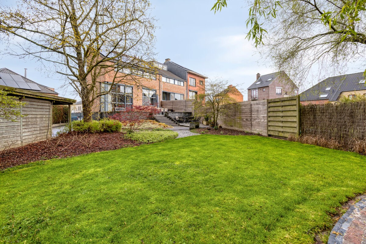 Instapklare halfopen bebouwing met 3 slaapkamers, tuin, terras en 2 carports in Kessel-Lo! – EPC 166 kWh/m² - bewoonbare opp. 146 m² 